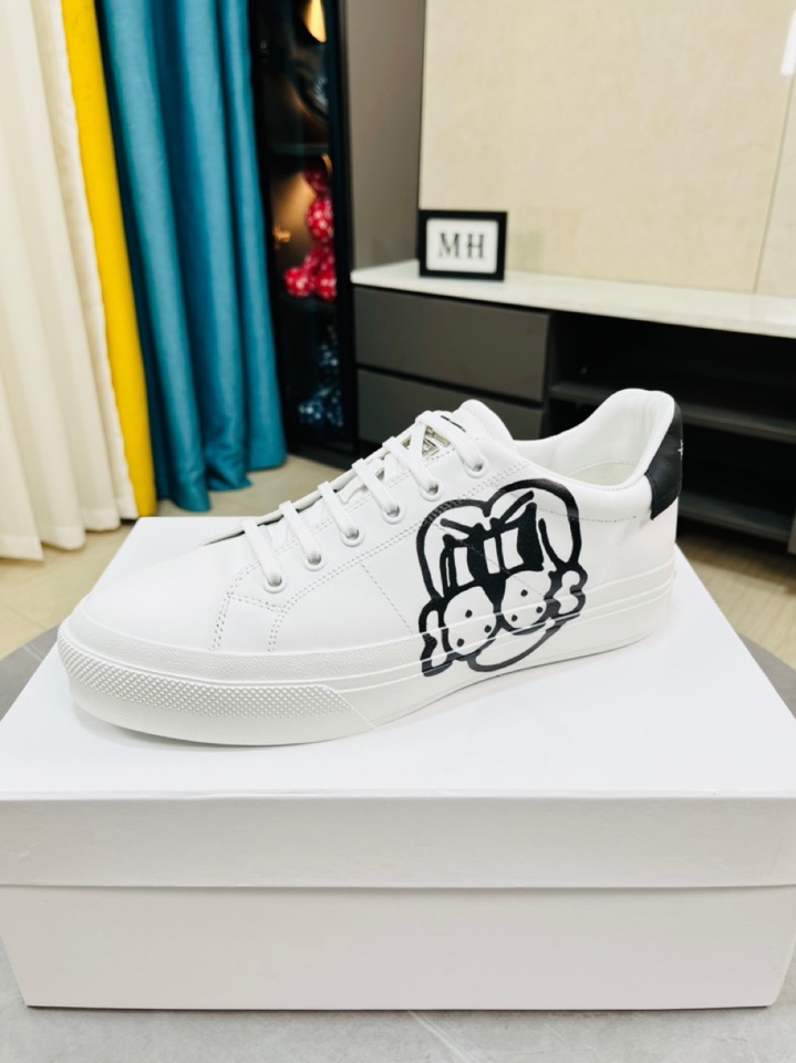 I5  GIVENCHY 纪梵希 Givenchy 男士运动休闲鞋，💢💯真材实料，高端呈现，进口头层牛皮搭配特殊布料设计，3D打印靓丽配色，精致做工,完美鞋楦，全真皮内里，原版组合大底👍质量好，没话说👍，38-44。