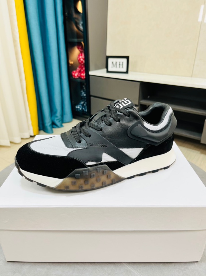 K0   Givenchy  纪梵希 Givenchy  🆕超酷时尚男士休闲运动鞋✅鞋面层压细节，鞋舌点缀4G LOGO刺绣品牌logo细节，橡胶鞋底装饰防滑铆钉模塑细节～采用多材质撞色拼接设计，造型设计时尚大气。高档精品38-44码