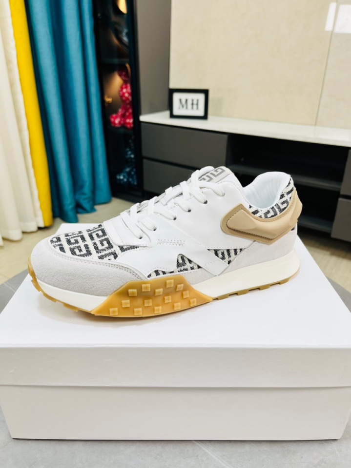 K0   Givenchy  纪梵希 Givenchy  🆕超酷时尚男士休闲运动鞋✅鞋面层压细节，鞋舌点缀4G LOGO刺绣品牌logo细节，橡胶鞋底装饰防滑铆钉模塑细节～采用多材质撞色拼接设计，造型设计时尚大气。高档精品38-44码