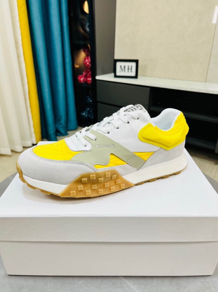 K0   Givenchy  纪梵希 Givenchy  🆕超酷时尚男士休闲运动鞋✅鞋面层压细节，鞋舌点缀4G LOGO刺绣品牌logo细节，橡胶鞋底装饰防滑铆钉模塑细节～采用多材质撞色拼接设计，造型设计时尚大气。高档精品38-44码