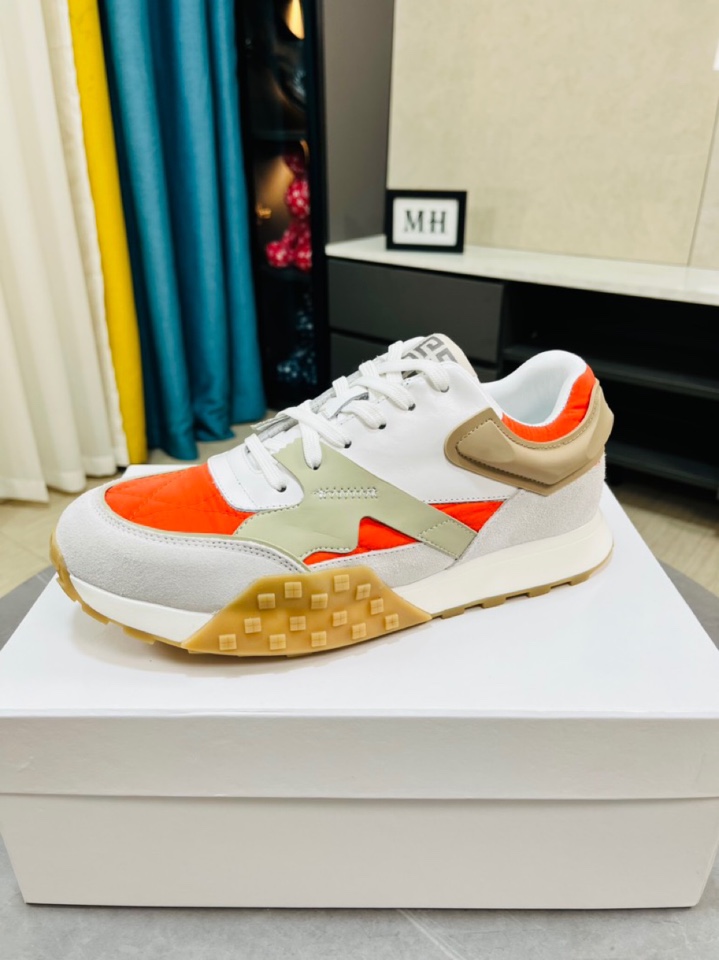 K0   Givenchy  纪梵希 Givenchy  🆕超酷时尚男士休闲运动鞋✅鞋面层压细节，鞋舌点缀4G LOGO刺绣品牌logo细节，橡胶鞋底装饰防滑铆钉模塑细节～采用多材质撞色拼接设计，造型设计时尚大气。高档精品38-44码