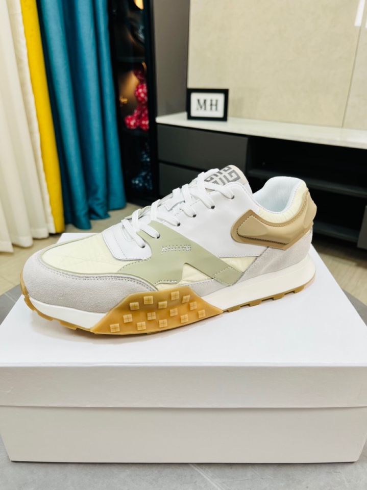 K0   Givenchy  纪梵希 Givenchy  🆕超酷时尚男士休闲运动鞋✅鞋面层压细节，鞋舌点缀4G LOGO刺绣品牌logo细节，橡胶鞋底装饰防滑铆钉模塑细节～采用多材质撞色拼接设计，造型设计时尚大气。高档精品38-44码