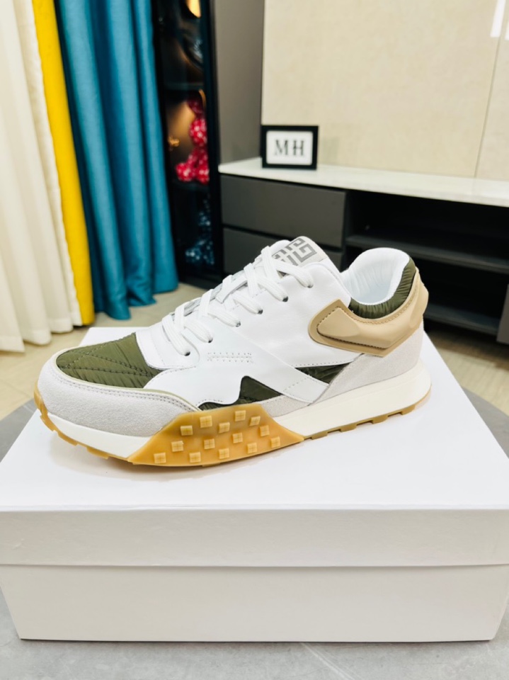 K0   Givenchy  纪梵希 Givenchy  🆕超酷时尚男士休闲运动鞋✅鞋面层压细节，鞋舌点缀4G LOGO刺绣品牌logo细节，橡胶鞋底装饰防滑铆钉模塑细节～采用多材质撞色拼接设计，造型设计时尚大气。高档精品38-44码