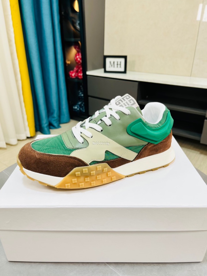 K0   Givenchy  纪梵希 Givenchy  🆕超酷时尚男士休闲运动鞋✅鞋面层压细节，鞋舌点缀4G LOGO刺绣品牌logo细节，橡胶鞋底装饰防滑铆钉模塑细节～采用多材质撞色拼接设计，造型设计时尚大气。高档精品38-44码