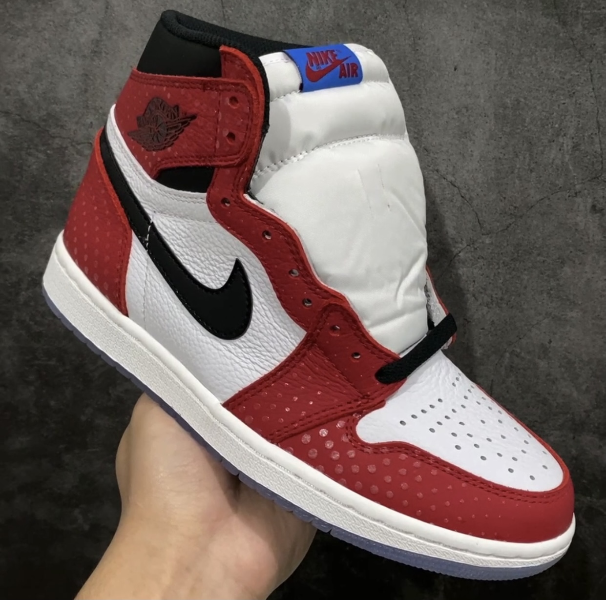 图片[4]-纯原版Air Jordan AJ1蜘蛛侠 市售最强版本 完美鞋型 正确半透明蜘蛛侠反光波点 区别市场泛白波点，全新水晶大底无任何氧化 后跟和鞋口做的相当到位，完美圆润冲孔，原厂皮料打造，绝对满满的诚意之作💪🏻 尺码：40-47.5 货号：555088-602-选品中心