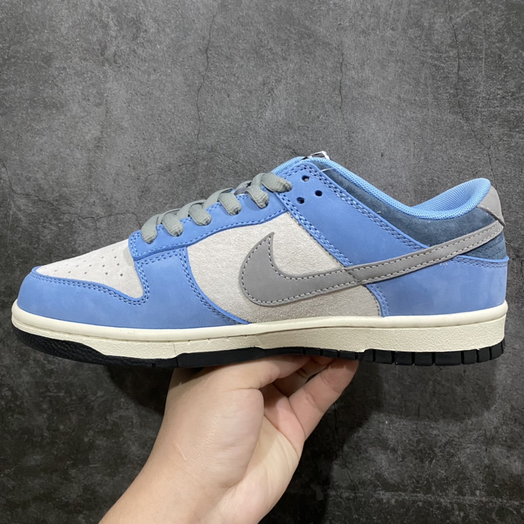 图片[2]-Z版纯原 Otomo Katsuhiro x NK SB Dunk Low \”Steamboy OST\” 大友克洋联名 蒸汽少年系列 谷神星 DO7412-987 配色以主人公雷为基调 浓重的怀旧味道 秋冬专属配色 鞋身整体采用麂皮材质打造 以摩卡为主色调 在框架以及Swoosh处采用了米白色拼接而成 鞋带、鞋身整体视觉效果十分亮眼 此外鞋舌以及鞋垫则采用了黑色打造 鞋垫上的NK标签采用浅棕色点缀 鞋底则采用白色中底搭配棕色外底呈现 为整个设计收尾 尺码：36 36.5 37.5 38 38.5 39 40 40.5 41 42 42.5 43 44 44.5 45 46-选品中心