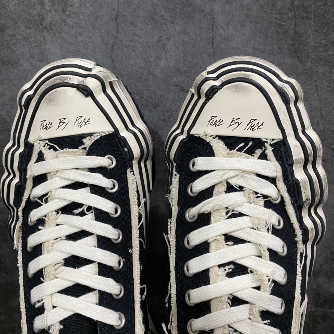 图片[4]-吴建豪个人新锐品牌xVESSEL 鞋体扭曲溶解帆布基因突变做旧低帮软木硫化鞋 以帆布鞋作为基底，并以解构手法，将鞋上不同细节堆叠营造错位，鞋面的帆布再经过打磨制造流须效果，整双鞋更是手工制作，因此显现出其细致的工序。 纯原混卖级大几率过验 支持扫码防伪标签特殊效果 支持NFC网页编码识别 VS市面任何版本✅升级厚实木塞内底 纯手工贴合多重围条硫化工艺#正确渐变效果原盒包装物 采用12蛊司厚实舒适帆布面料 流苏做旧复古效果❗️ 尺码：35-45-选品中心