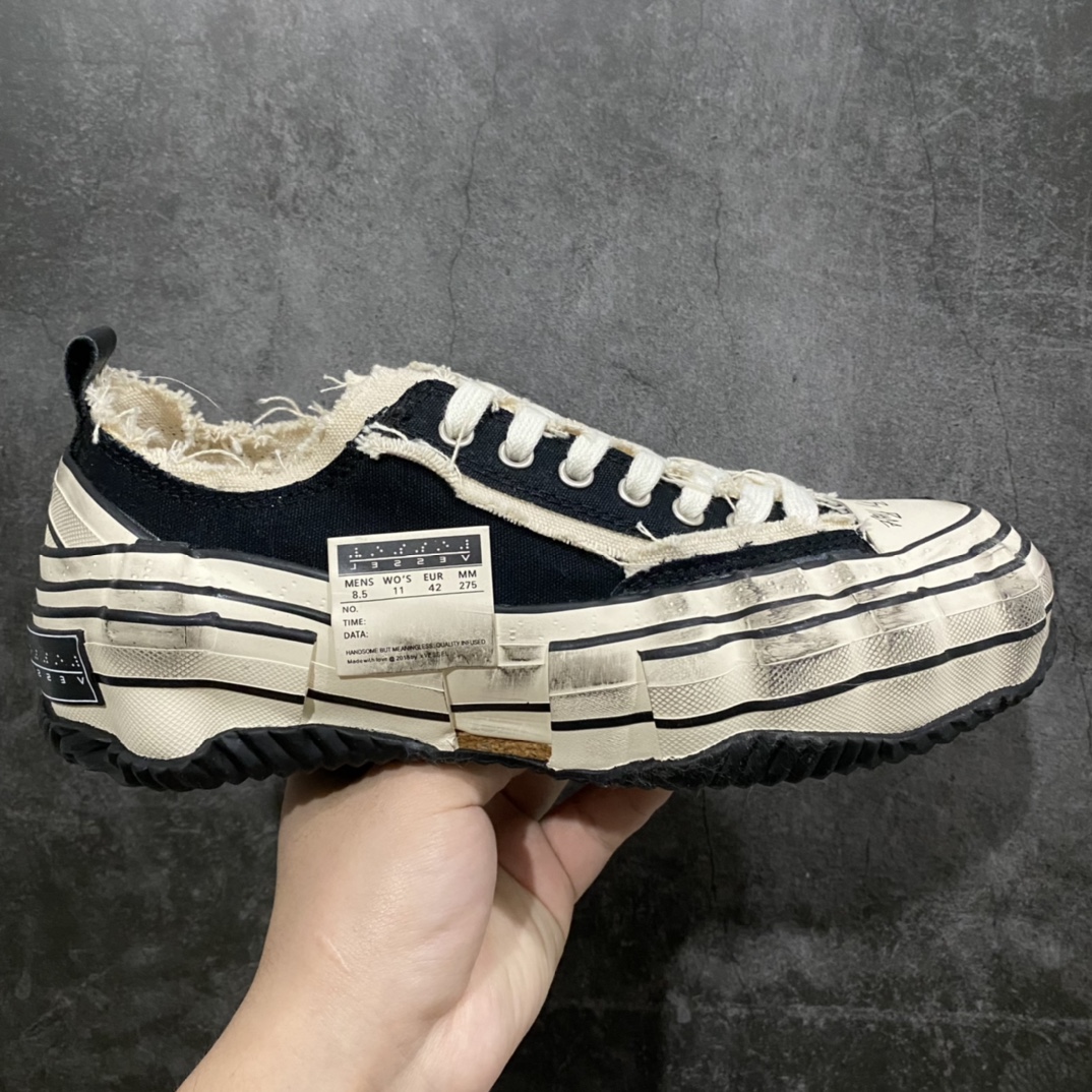 吴建豪个人新锐品牌xVESSEL 鞋体扭曲溶解帆布基因突变做旧低帮软木硫化鞋 以帆布鞋作为基底,并以解构手法,将鞋上不同细节堆叠营造错位,鞋面的帆布再经过打磨制造流须效果,整双鞋更是手工制作,因此显现出其细致的工序。 纯原混卖级大几率过验 支持扫码防伪标签特殊效果 支持NFC网页编码识别 VS市面任何版本✅升级厚实木塞内底 纯手工贴合多重围条硫化工艺#正确渐变效果原盒包装物 采用12蛊司厚实舒适帆布面料 流苏做旧复古效果❗️ 尺码:35-45-选品中心