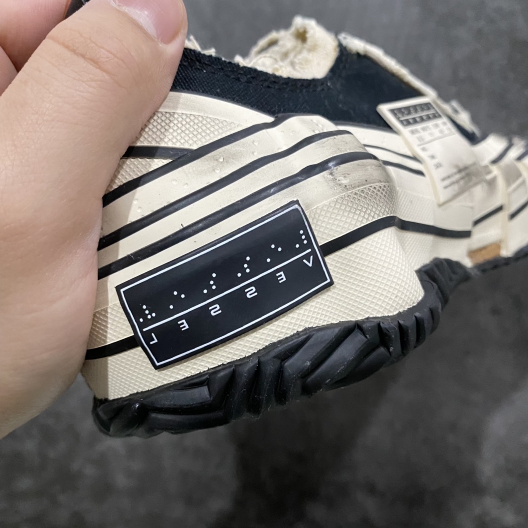 图片[8]-吴建豪个人新锐品牌xVESSEL 鞋体扭曲溶解帆布基因突变做旧低帮软木硫化鞋 以帆布鞋作为基底，并以解构手法，将鞋上不同细节堆叠营造错位，鞋面的帆布再经过打磨制造流须效果，整双鞋更是手工制作，因此显现出其细致的工序。 纯原混卖级大几率过验 支持扫码防伪标签特殊效果 支持NFC网页编码识别 VS市面任何版本✅升级厚实木塞内底 纯手工贴合多重围条硫化工艺#正确渐变效果原盒包装物 采用12蛊司厚实舒适帆布面料 流苏做旧复古效果❗️ 尺码：35-45-选品中心