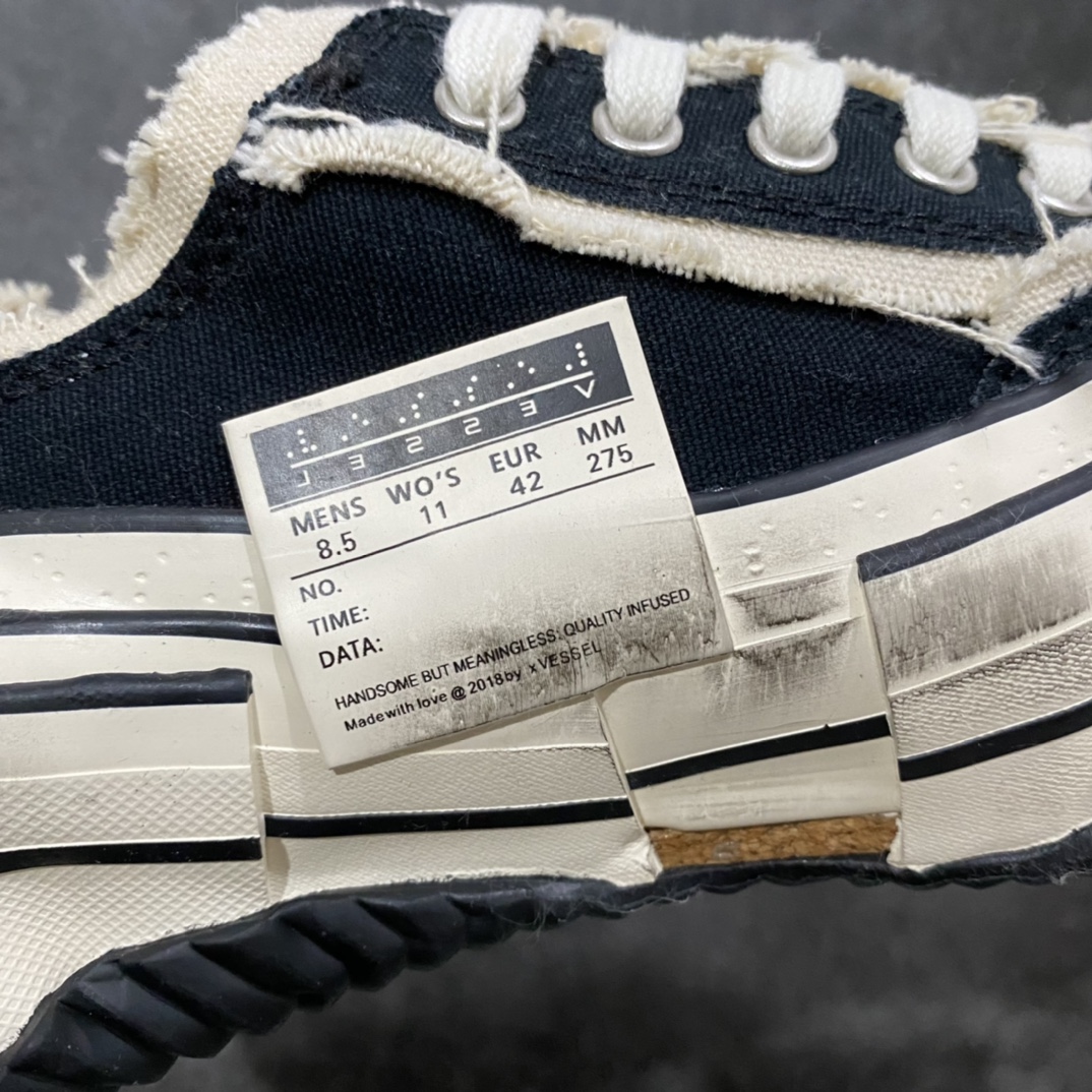 图片[7]-吴建豪个人新锐品牌xVESSEL 鞋体扭曲溶解帆布基因突变做旧低帮软木硫化鞋 以帆布鞋作为基底，并以解构手法，将鞋上不同细节堆叠营造错位，鞋面的帆布再经过打磨制造流须效果，整双鞋更是手工制作，因此显现出其细致的工序。 纯原混卖级大几率过验 支持扫码防伪标签特殊效果 支持NFC网页编码识别 VS市面任何版本✅升级厚实木塞内底 纯手工贴合多重围条硫化工艺#正确渐变效果原盒包装物 采用12蛊司厚实舒适帆布面料 流苏做旧复古效果❗️ 尺码：35-45-选品中心