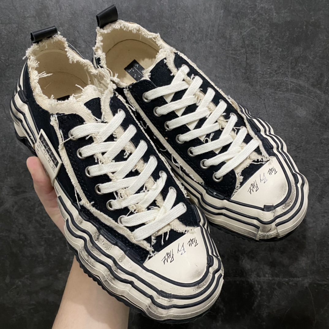 图片[3]-吴建豪个人新锐品牌xVESSEL 鞋体扭曲溶解帆布基因突变做旧低帮软木硫化鞋 以帆布鞋作为基底，并以解构手法，将鞋上不同细节堆叠营造错位，鞋面的帆布再经过打磨制造流须效果，整双鞋更是手工制作，因此显现出其细致的工序。 纯原混卖级大几率过验 支持扫码防伪标签特殊效果 支持NFC网页编码识别 VS市面任何版本✅升级厚实木塞内底 纯手工贴合多重围条硫化工艺#正确渐变效果原盒包装物 采用12蛊司厚实舒适帆布面料 流苏做旧复古效果❗️ 尺码：35-45-选品中心