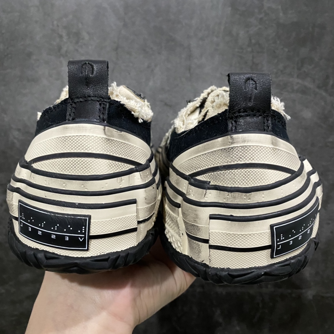 图片[5]-吴建豪个人新锐品牌xVESSEL 鞋体扭曲溶解帆布基因突变做旧低帮软木硫化鞋 以帆布鞋作为基底，并以解构手法，将鞋上不同细节堆叠营造错位，鞋面的帆布再经过打磨制造流须效果，整双鞋更是手工制作，因此显现出其细致的工序。 纯原混卖级大几率过验 支持扫码防伪标签特殊效果 支持NFC网页编码识别 VS市面任何版本✅升级厚实木塞内底 纯手工贴合多重围条硫化工艺#正确渐变效果原盒包装物 采用12蛊司厚实舒适帆布面料 流苏做旧复古效果❗️ 尺码：35-45-选品中心