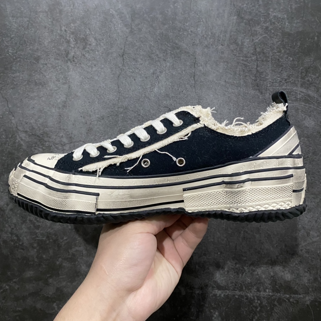 图片[2]-吴建豪个人新锐品牌xVESSEL 鞋体扭曲溶解帆布基因突变做旧低帮软木硫化鞋 以帆布鞋作为基底，并以解构手法，将鞋上不同细节堆叠营造错位，鞋面的帆布再经过打磨制造流须效果，整双鞋更是手工制作，因此显现出其细致的工序。 纯原混卖级大几率过验 支持扫码防伪标签特殊效果 支持NFC网页编码识别 VS市面任何版本✅升级厚实木塞内底 纯手工贴合多重围条硫化工艺#正确渐变效果原盒包装物 采用12蛊司厚实舒适帆布面料 流苏做旧复古效果❗️ 尺码：35-45-选品中心