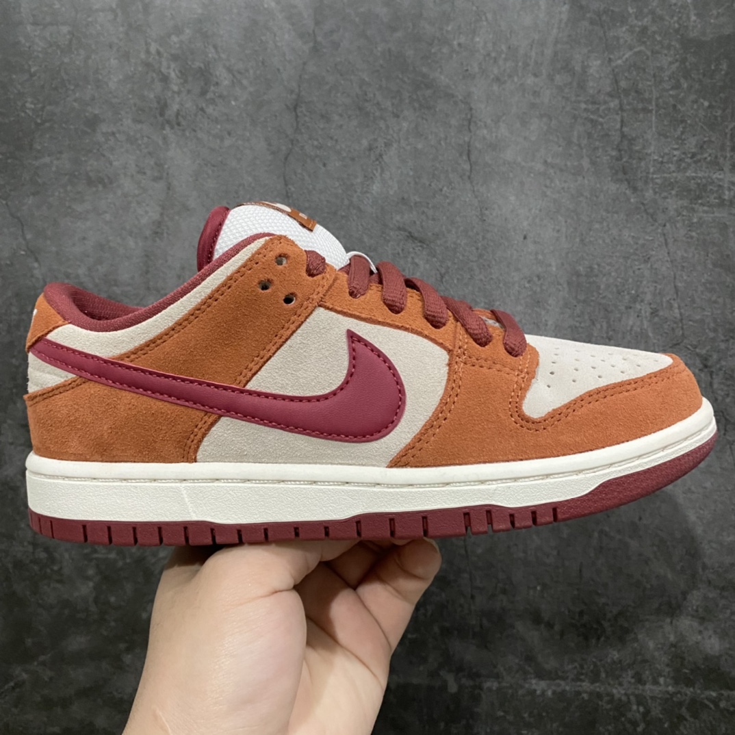 L版纯原Dunk SB红棕 棕色红钩 BQ6817-202 个人感觉是目前市场最优版本之一 做工品质都没得挑 厚鞋舌 翻毛皮料无色差 鞋型 勾子清洁度也都很好 价格合理 推荐这个版本 尺码:36-46-选品中心