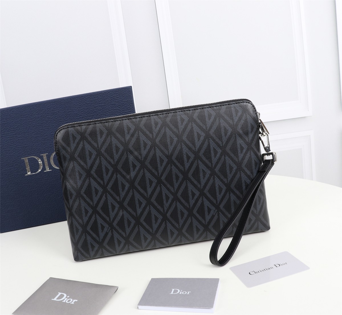 这款手拿包是Dior的一款主打单品采
