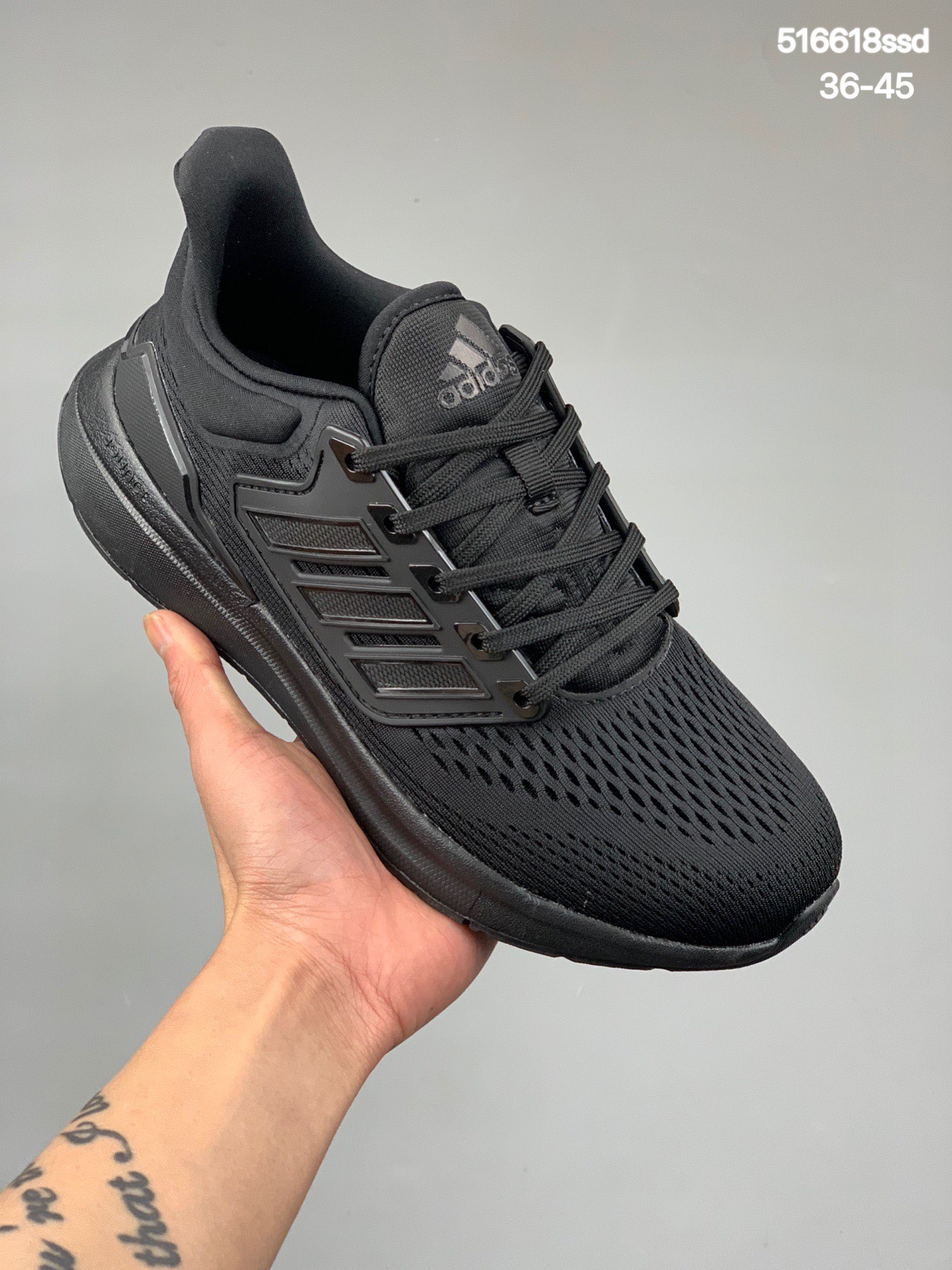 本地
阿迪达斯Adidas EQ21 RUN 复古跑鞋 鞋身材质为全网眼面料，保证了足够的透气性。后跟处的 TPU 片可以让双脚更加稳定，且包裹感更强。中底采用全掌 Bounce 材质打造，肉眼可见的厚度可以满足跑步时的脚感，并且相比 Boost 也会更加轻弹。最后，采用经典的橡胶外底收尾，完善整体造型设计 货号:GZ0604
尺码：36-45
编码：516618ssd
编号：1233477