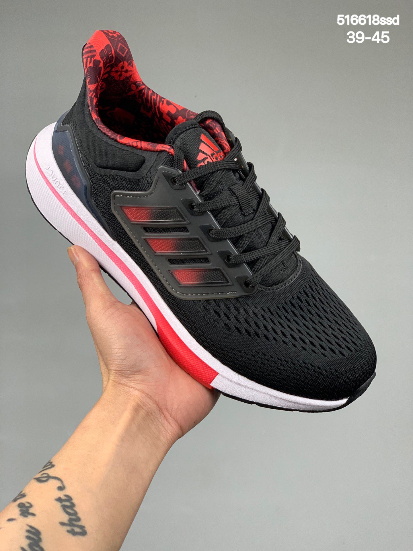 本地
阿迪达斯Adidas EQ21 RUN 复古跑鞋 鞋身材质为全网眼面料，保证了足够的透气性。后跟处的 TPU 片可以让双脚更加稳定，且包裹感更强。中底采用全掌 Bounce 材质打造，肉眼可见的厚度可以满足跑步时的脚感，并且相比 Boost 也会更加轻弹。最后，采用经典的橡胶外底收尾，完善整体造型设计 货号:GZ0604
尺码：39-45
编码：516618ssd
编号：1233477