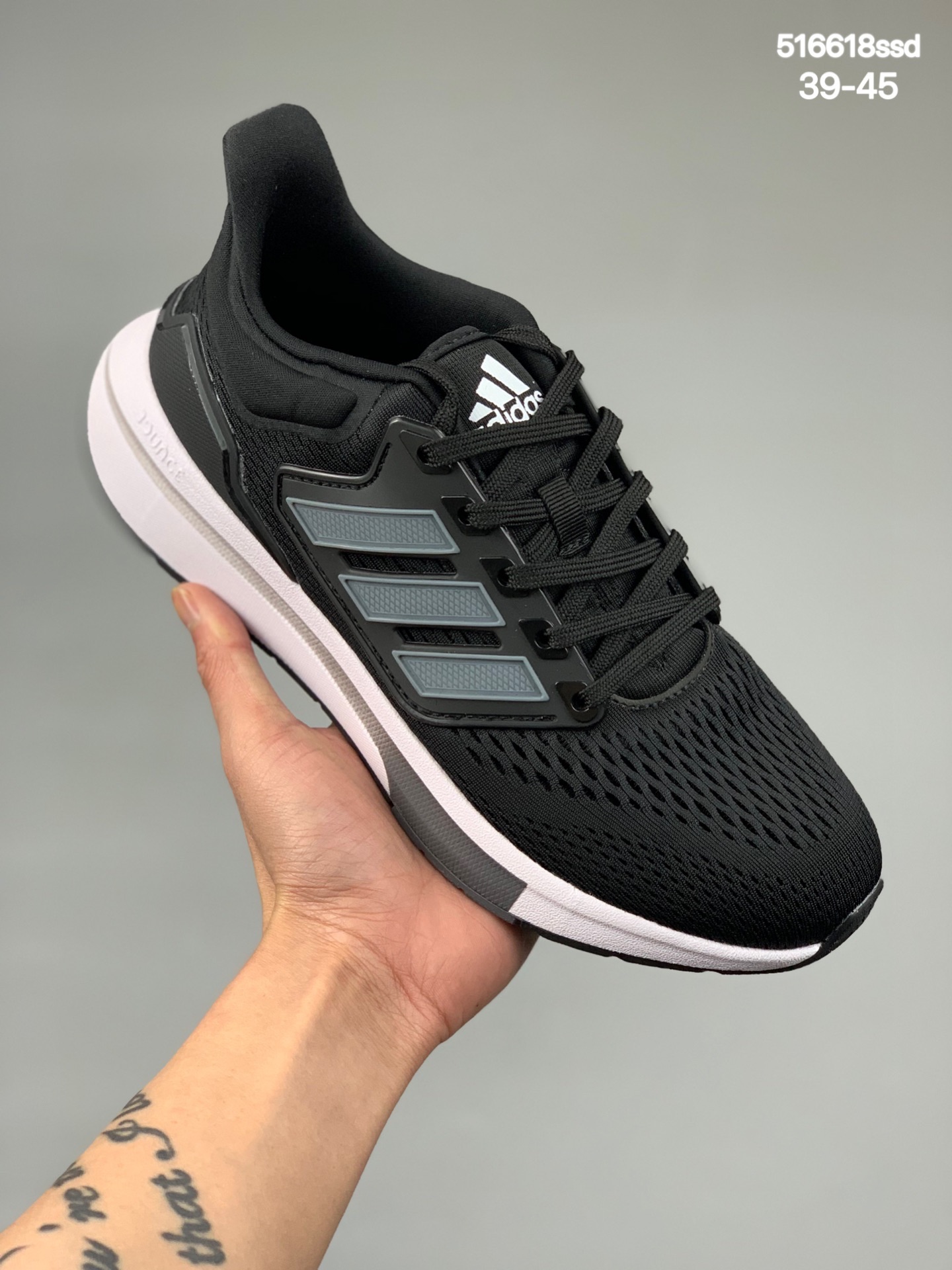 本地
阿迪达斯Adidas EQ21 RUN 复古跑鞋 鞋身材质为全网眼面料，保证了足够的透气性。后跟处的 TPU 片可以让双脚更加稳定，且包裹感更强。中底采用全掌 Bounce 材质打造，肉眼可见的厚度可以满足跑步时的脚感，并且相比 Boost 也会更加轻弹。最后，采用经典的橡胶外底收尾，完善整体造型设计 货号:GZ0604
尺码：39-45
编码：516618ssd
编号：1233477