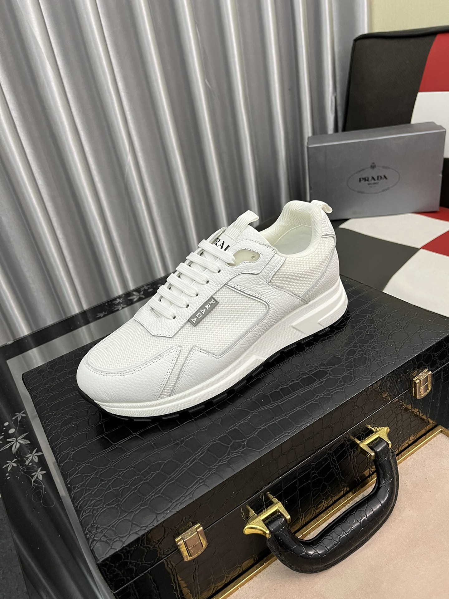 I5    Prada  普拉达男士休闲鞋最新元素潮爆全球，官网火爆热卖，2022最新休闲鞋，原版版本，专柜一比一，面料意大利进口原版牛皮➕原版防滑大底，舒适羊皮内里➕垫脚，舒适以质量说话，