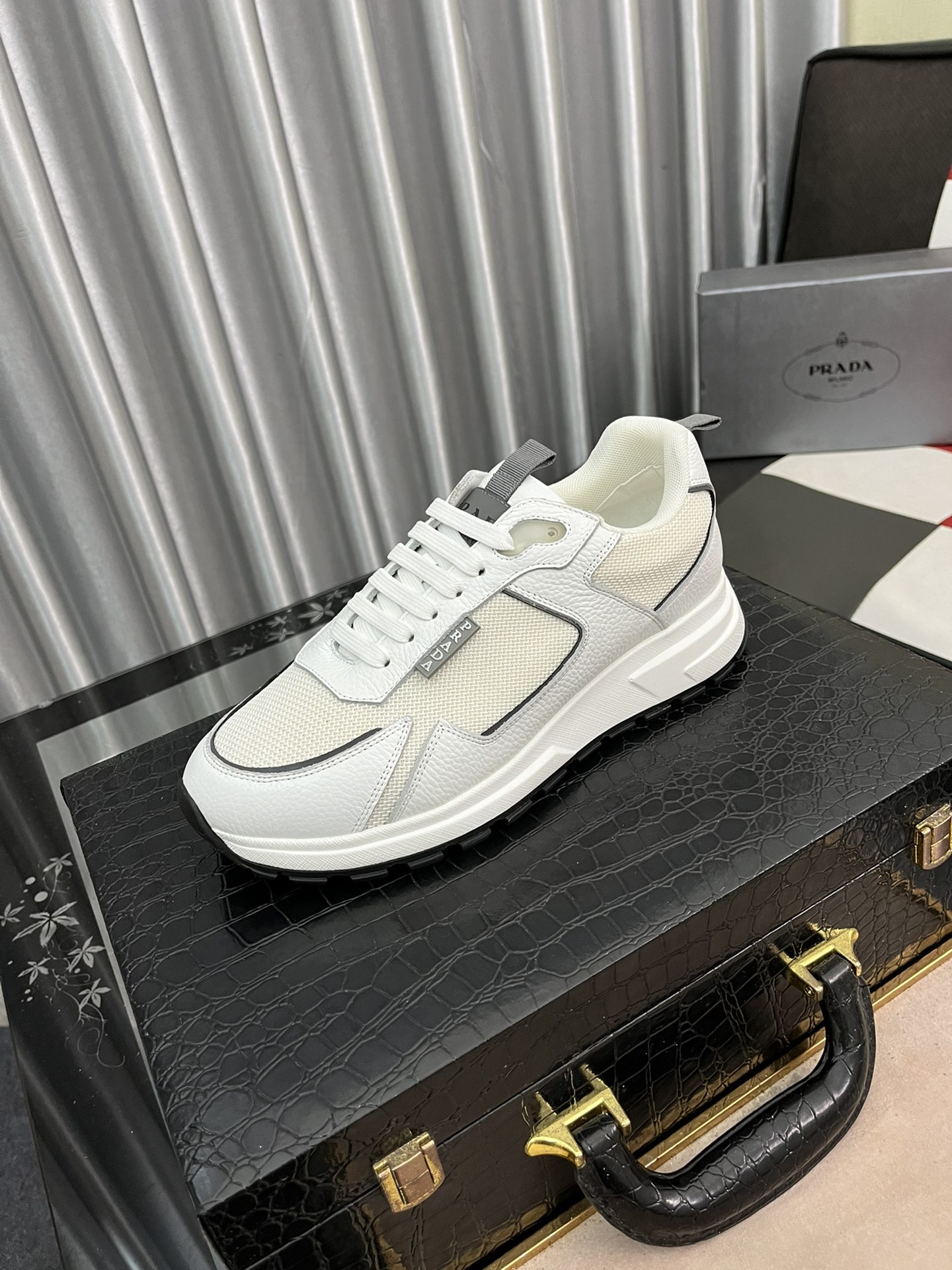 I5    Prada  普拉达男士休闲鞋最新元素潮爆全球，官网火爆热卖，2022最新休闲鞋，原版版本，专柜一比一，面料意大利进口原版牛皮➕原版防滑大底，舒适羊皮内里➕垫脚，舒适以质量说话，