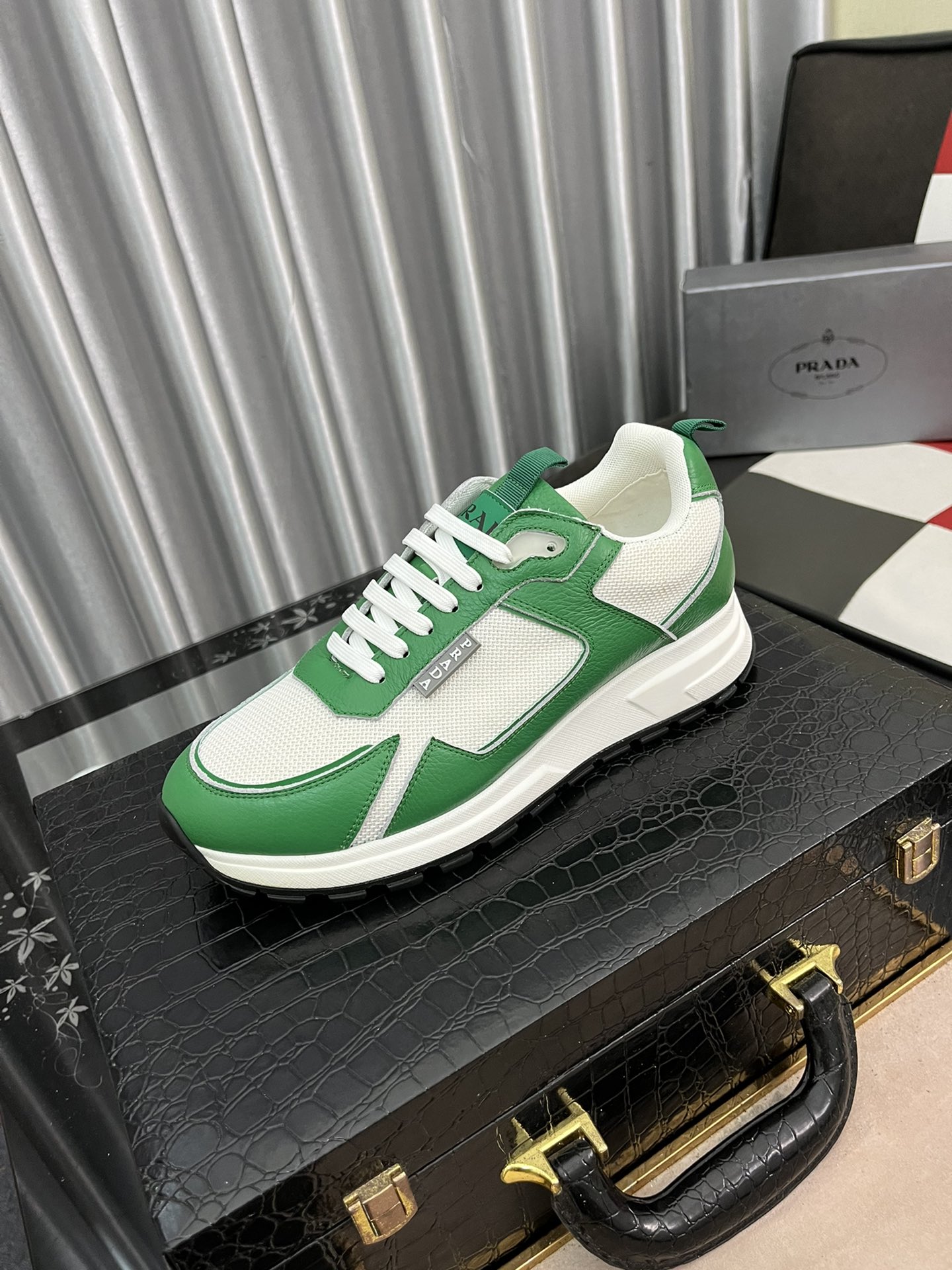 I5    Prada  普拉达男士休闲鞋最新元素潮爆全球，官网火爆热卖，2022最新休闲鞋，原版版本，专柜一比一，面料意大利进口原版牛皮➕原版防滑大底，舒适羊皮内里➕垫脚，舒适以质量说话，