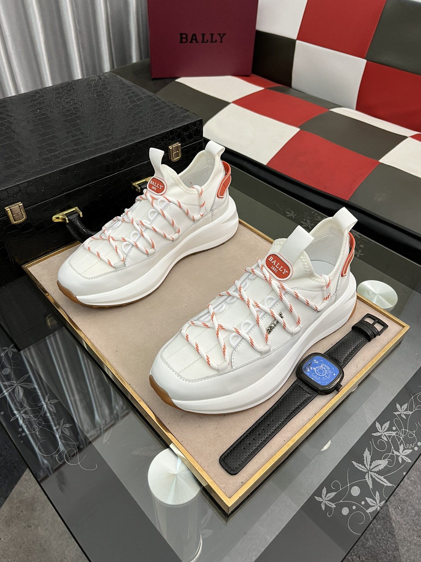 J0    Bally  巴利 🔹香港专柜休闲鞋🥰🥰…👟意大利原版头层牛皮鞋面，奢华 牛皮内里，欧美大师设计 完美造型打造专柜品质，防滑橡胶耐磨大底，原单品质，超级百搭也很舒服的。高档不失品味，时尚、新颖绝对的焦点 38-44 2⃣️色可选