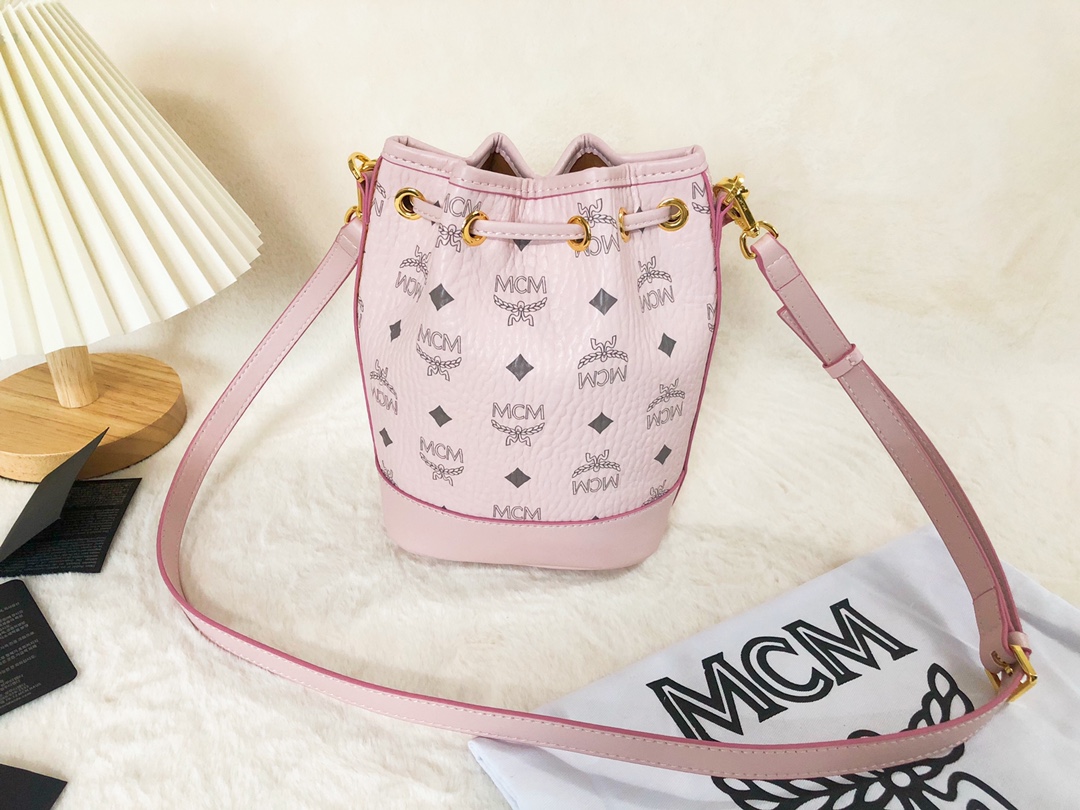 The accompanying leather handles and adjustable leather shoulder straps give th