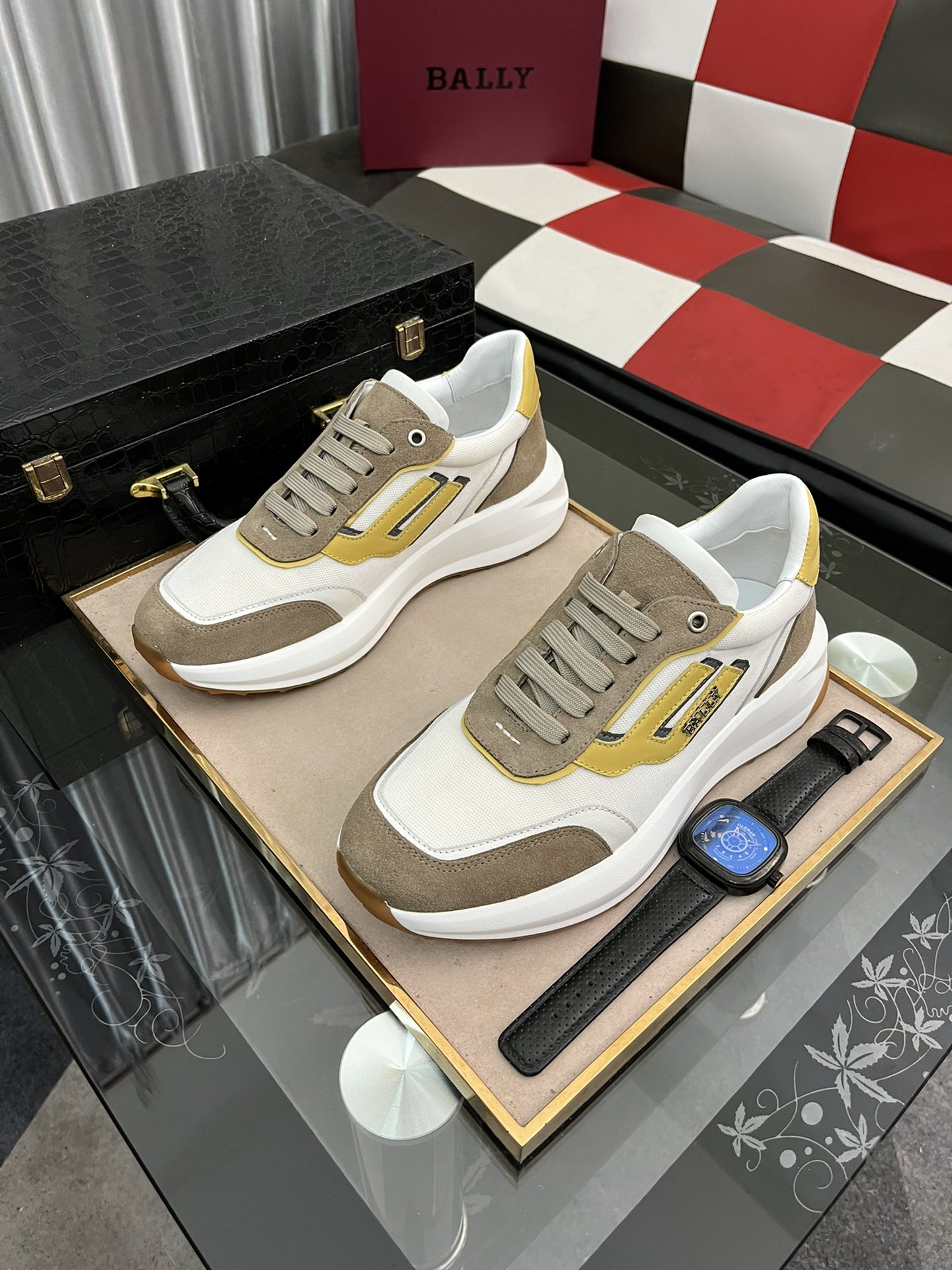 J0  巴利  最新休闲鞋 火爆热卖网红同款[得意]爆款 进口头层小牛皮👑透气猪里超火爆超轻防滑发泡大底🙏 亲们你还为穿着搭配鞋发愁💋那这款鞋你就是你不二的选择🎁🎁38-443⃣️色可选