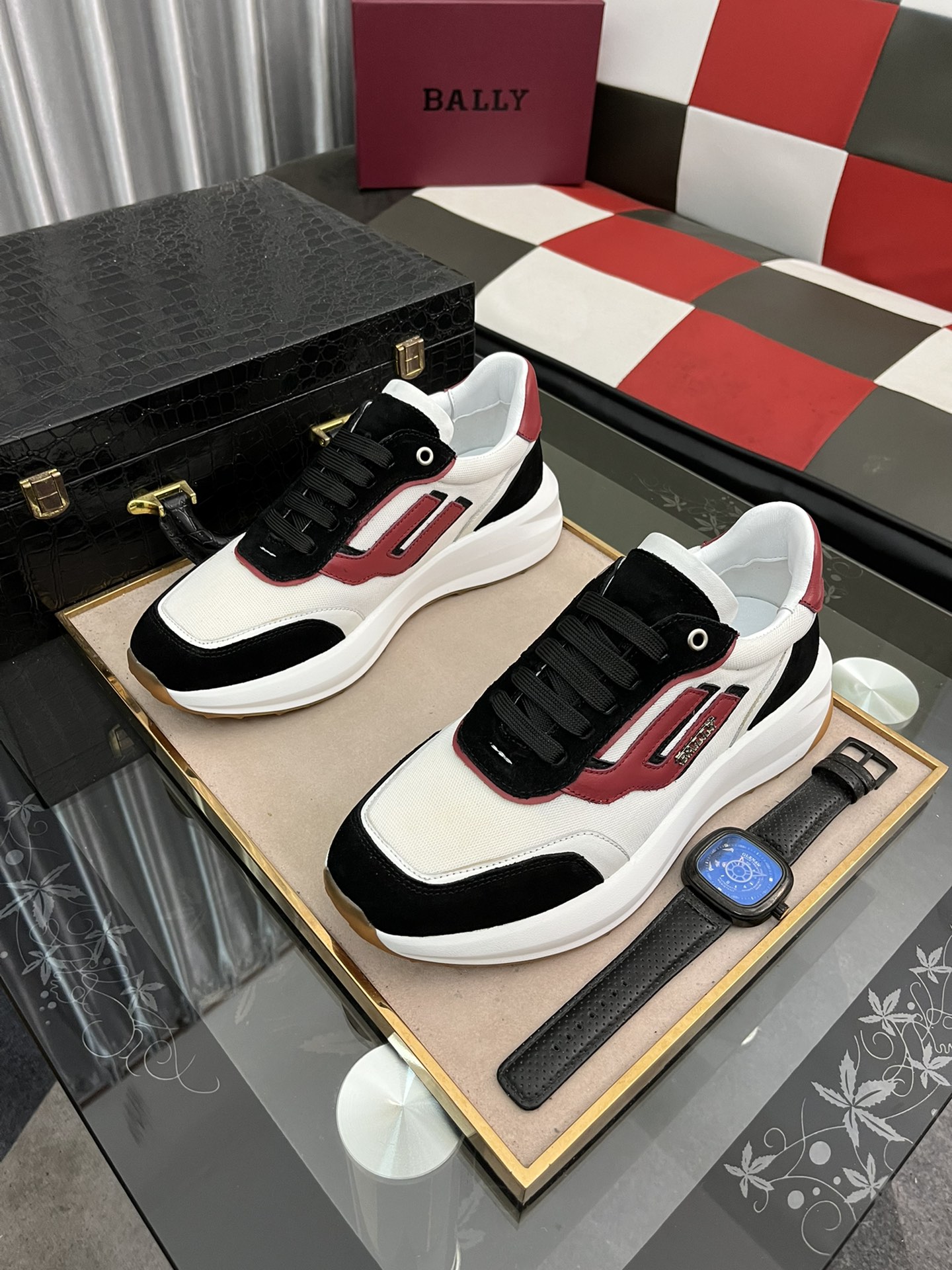 J0  巴利  最新休闲鞋 火爆热卖网红同款[得意]爆款 进口头层小牛皮👑透气猪里超火爆超轻防滑发泡大底🙏 亲们你还为穿着搭配鞋发愁💋那这款鞋你就是你不二的选择🎁🎁38-443⃣️色可选