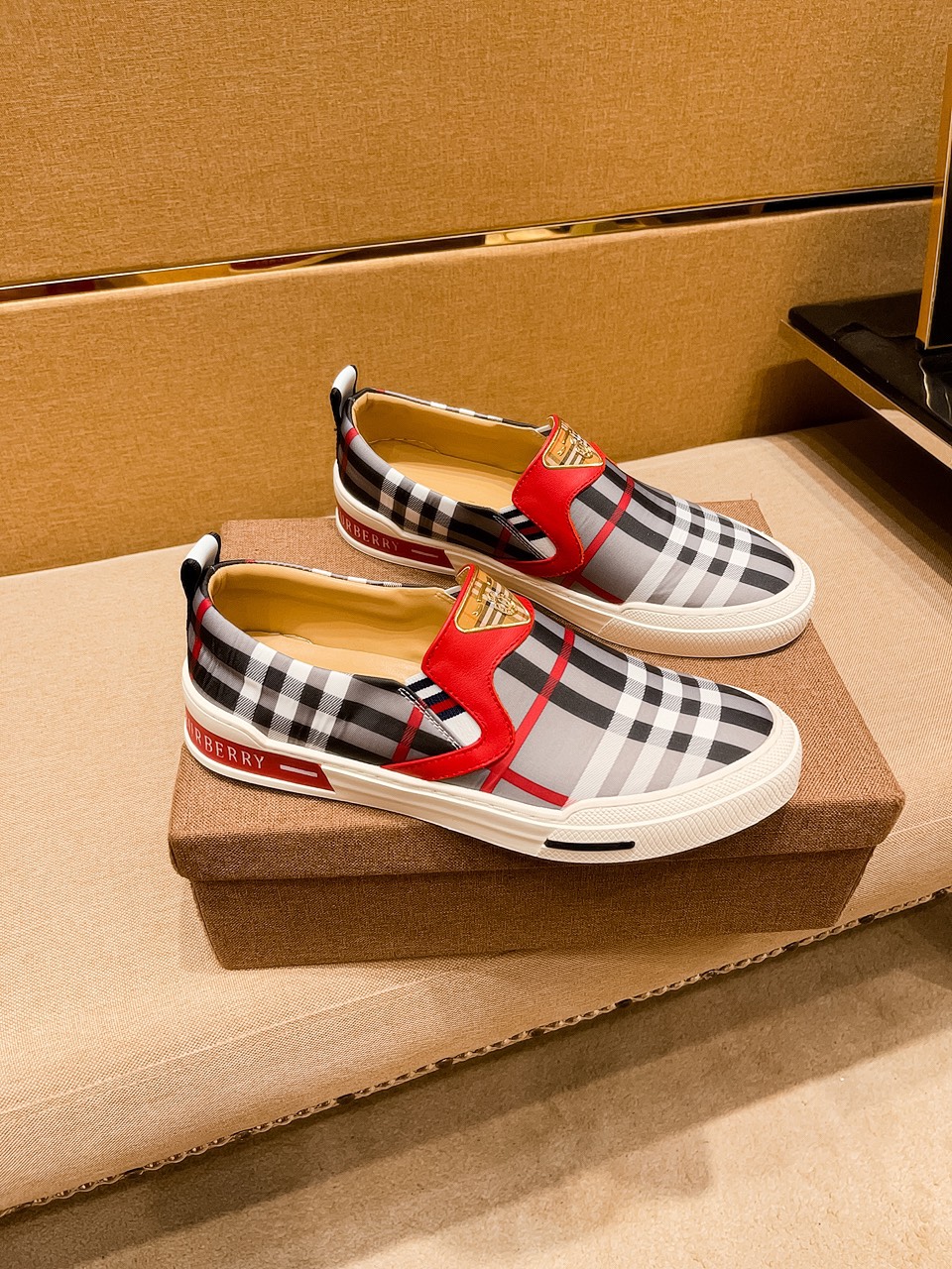 I0  Burberry 巴宝莉 男鞋高端品牌 官网1：1最新力作：鞋面采用意大利进口丝光面料 搭配舒透气内里➕原版防滑耐磨大底制作 ，让行走更加便捷舒适，惊世之作，与官方的质量相比美的1：1复刻[色]打造时尚个性衬托你的与众不同潮男必备!经典