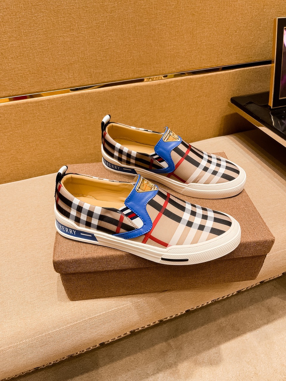 I0  Burberry 巴宝莉 男鞋高端品牌 官网1：1最新力作：鞋面采用意大利进口丝光面料 搭配舒透气内里➕原版防滑耐磨大底制作 ，让行走更加便捷舒适，惊世之作，与官方的质量相比美的1：1复刻[色]打造时尚个性衬托你的与众不同潮男必备!经典