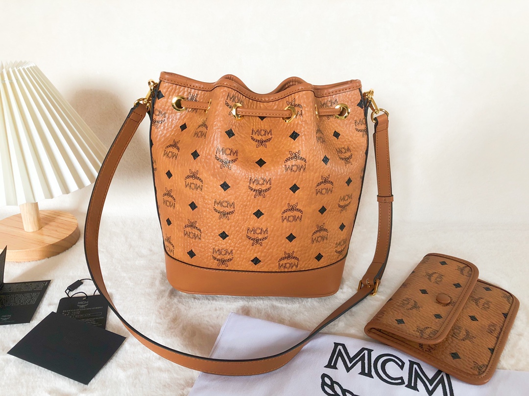 Can be used as a separate wallet The accompanying leather handles and adjustabl