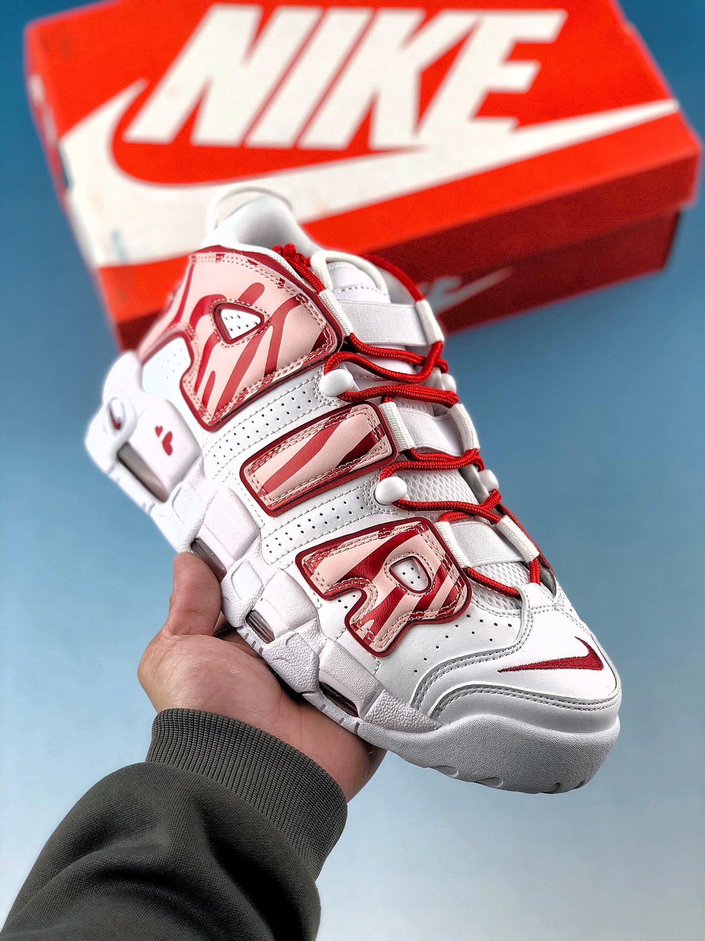 本地自取 支持放店
Nk Air More Uptempo 96 QS 皮蓬初代系列经典高街百搭休闲运动篮球鞋 
货号：921948-102
尺码：36 36.5 37.5 38 38.5 39 40 40.5 41 42 43.5 43 44 44.5 45