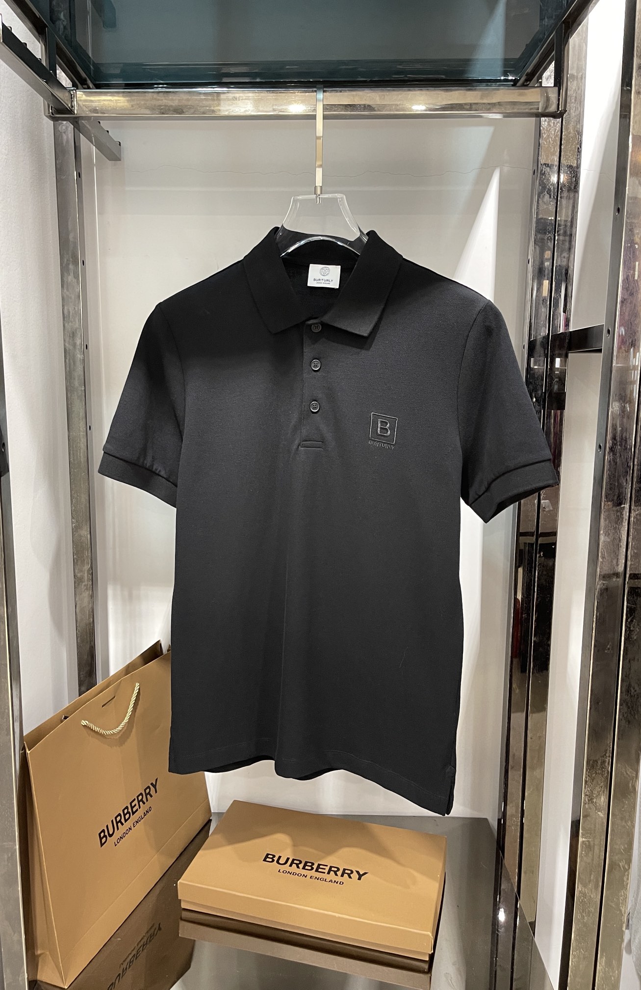 Bur男士新品珠地网眼布棉质 Polo 衫，采用经典剪裁，品牌LOGO纽扣，装饰品牌刺绣徽标，面料YD%棉。\nZL\n码数：M，L，ＸＬ，XXL\n颜色：黑色