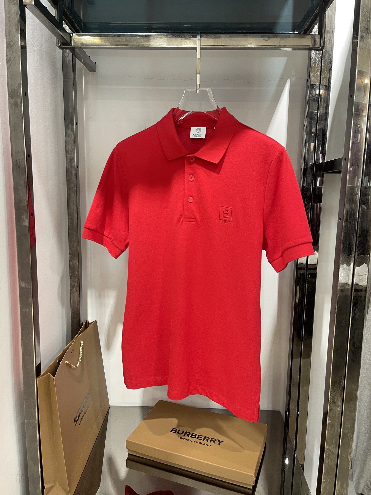 Bur男士新品珠地网眼布棉质 Polo 衫，采用经典剪裁，品牌LOGO纽扣，装饰品牌刺绣徽标，面料YD%棉。\nZL\n码数：M，L，ＸＬ，XXL\n颜色：红色