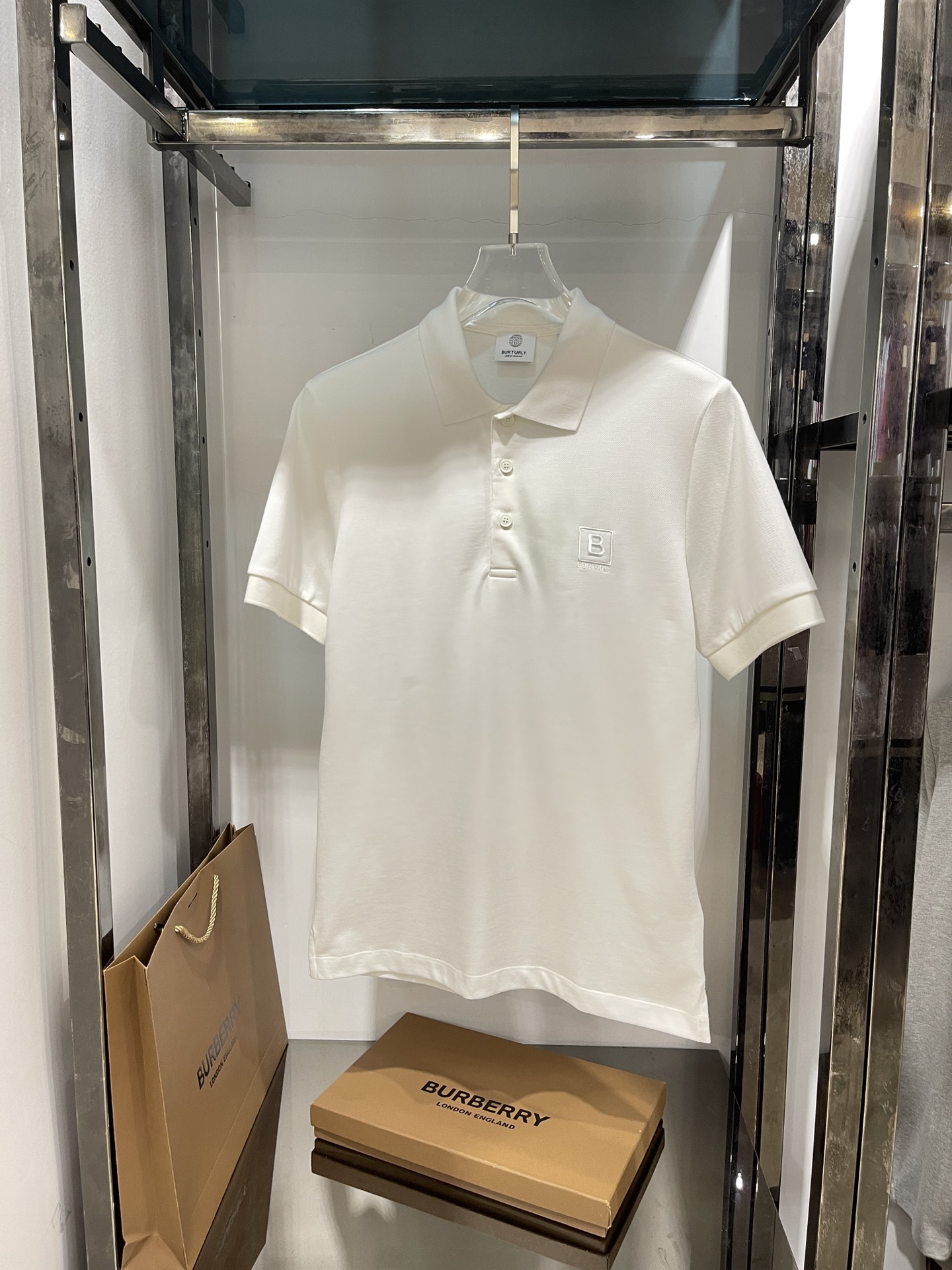 Bur男士新品珠地网眼布棉质 Polo 衫，采用经典剪裁，品牌LOGO纽扣，装饰品牌刺绣徽标，面料YD%棉。\nZL\n码数：M，L，ＸＬ，XXL\n颜色：白色