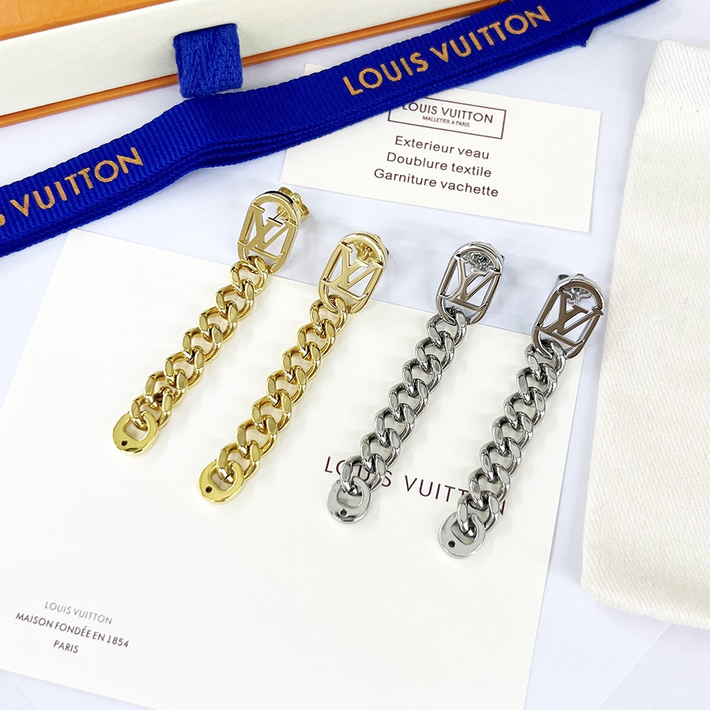 NO:665357,The Lujia LV Get Dressed series elegantly connects the LV logo links in the center of the wide chain, and then carefully engraved the Louis Vuitton logo on the hook, providing an eye-catching choice for brand lovers. Earrings XE448-Silver 2754 Gold 3060 Bracelet XB563-Silver 3060 Gold 3570 Necklace  vuitton,louis vuitton,louis vuitton,earrings,necklace,bracelet19860909驴家LV Get Dressed 系列将 LV 标识链环优雅串联于宽幅链条中央,再为钩扣细致镂刻路易威登标识,为品牌爱好者提供瞩目之选 耳环XE448-银色2754 金色3060 手链XB563-银色3060 金色3570 项链X-银色3570 金色4080,饰品精品,louis vuitton,louis vuitton,louis vuitton,louis vuitton,earrings,necklace,bracelet,Jewelry
