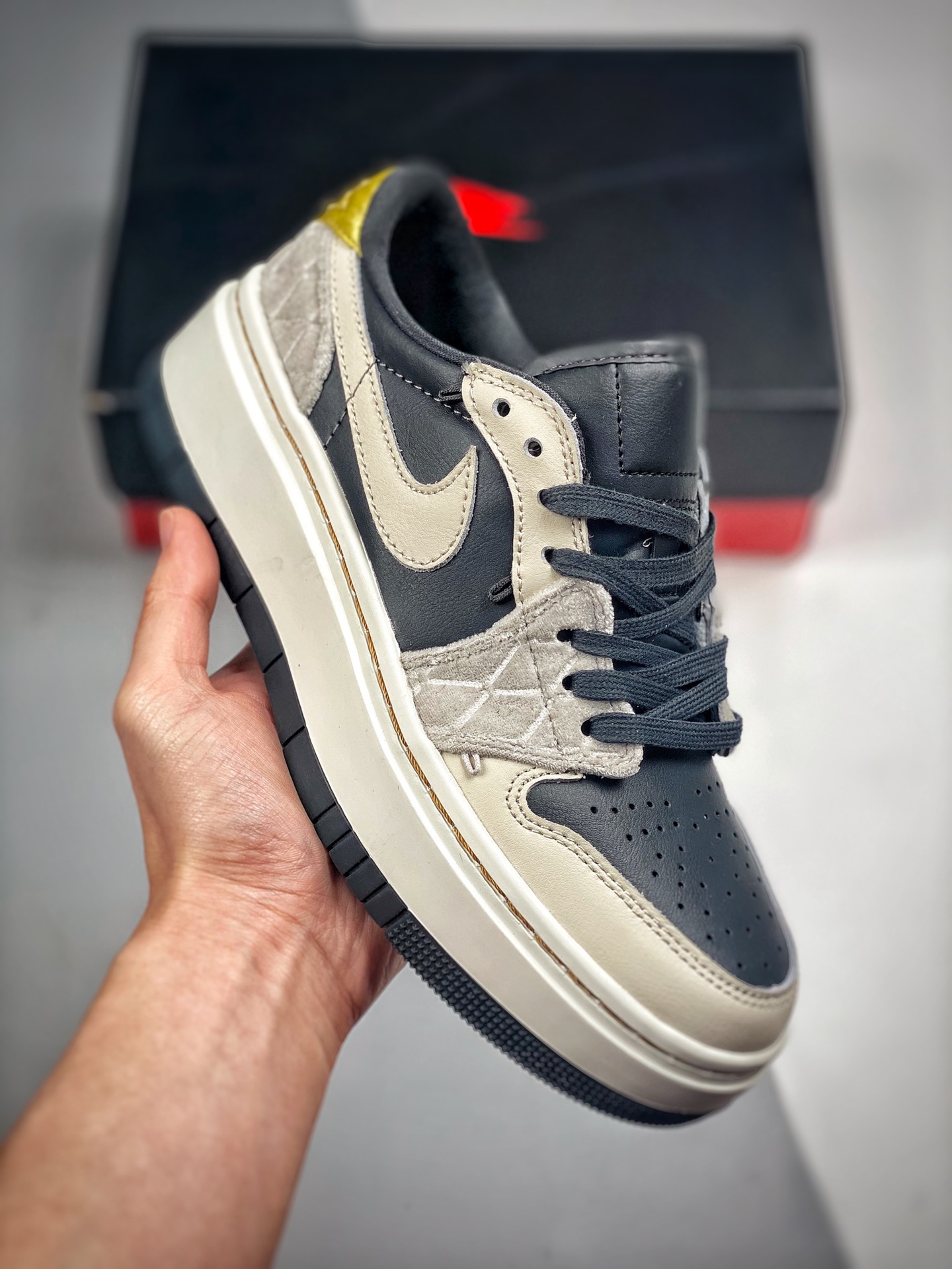 -2 Air Jordan 1 LV8D Elevated "Bred" Air Jordan 1 LV8D Elevated, la combinación de colores general se basa en el clásic…