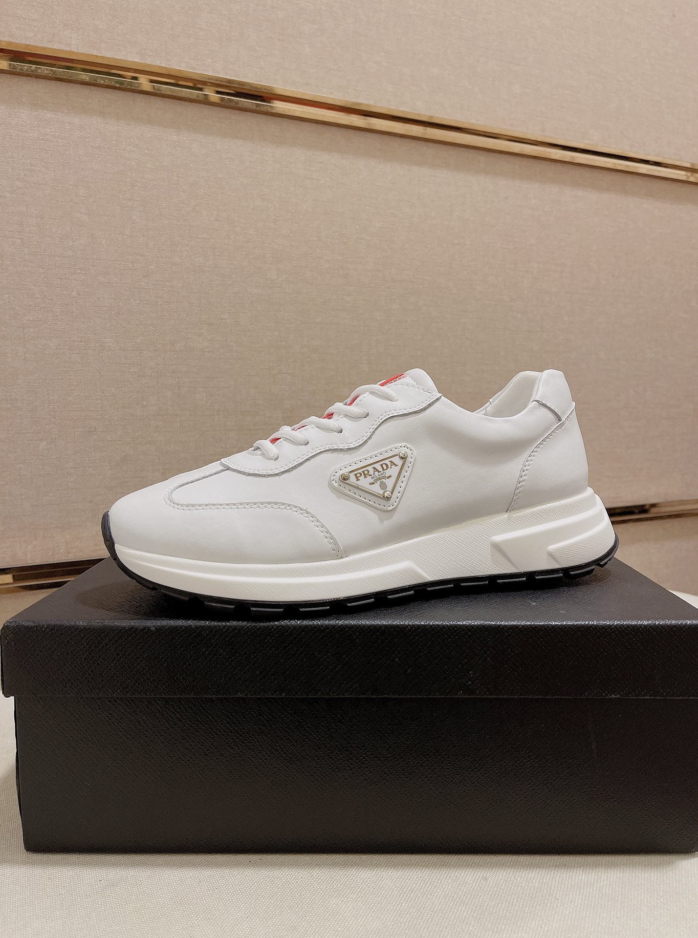 J0  Prada ～普拉达潮流上市 官网同款 专柜品质 原版搭配   精选头层小牛皮搭反绒牛皮面料。舒适透气羊皮内里 做工精细 用料上层 G5 %纯牛皮打造 原版楦型 上脚舒适 鞋码38到44