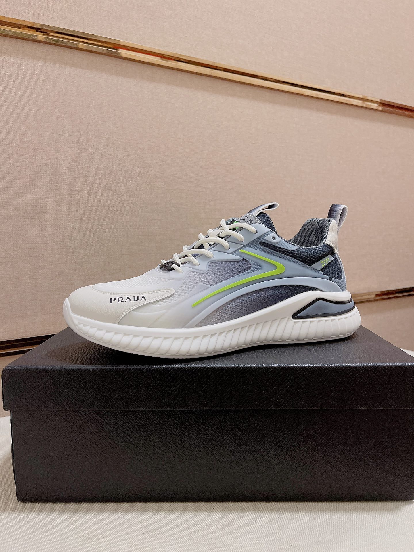 I5  Prada ～普拉达潮流上市 官网同款 专柜品质 原版搭配   精选头层小牛皮面料，羊皮内里。做工精细 用料上层 G5 %纯牛皮打造 原版楦型 上脚舒适 鞋码38到44