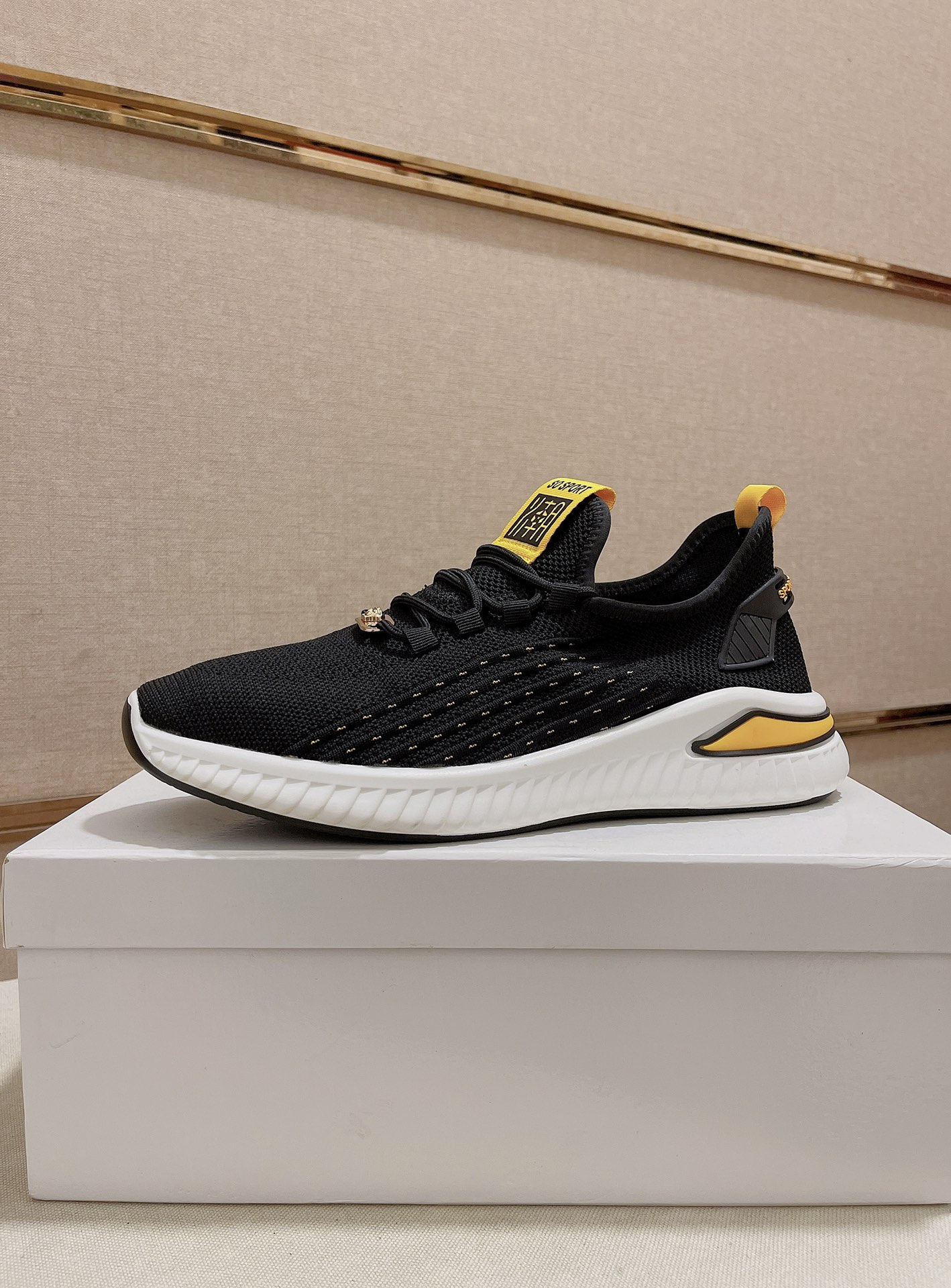 I5 Versace 范思哲👊🏻鞋面🇮🇹进口飞织面料。🇩🇪内里进口水染羊皮内里 。原版大底开模，每一位男士的身份衬托，上脚大气稳重🚶🏻🚶🏻高端定制专柜原版复刻📯不管风吹雨打鞋楦不变，经得起时间的验证🔍️，🔵