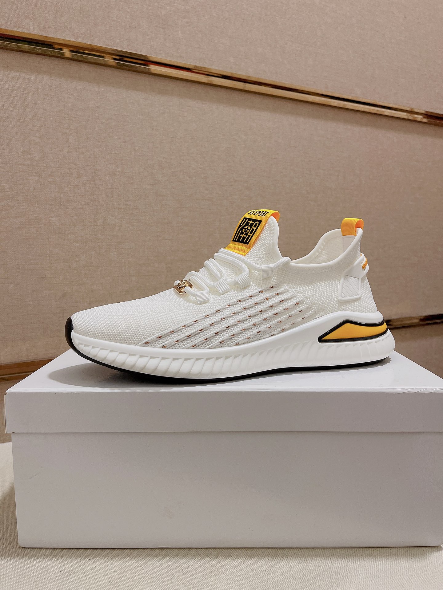 I5 Versace 范思哲👊🏻鞋面🇮🇹进口飞织面料。🇩🇪内里进口水染羊皮内里 。原版大底开模，每一位男士的身份衬托，上脚大气稳重🚶🏻🚶🏻高端定制专柜原版复刻📯不管风吹雨打鞋楦不变，经得起时间的验证🔍️，🔵