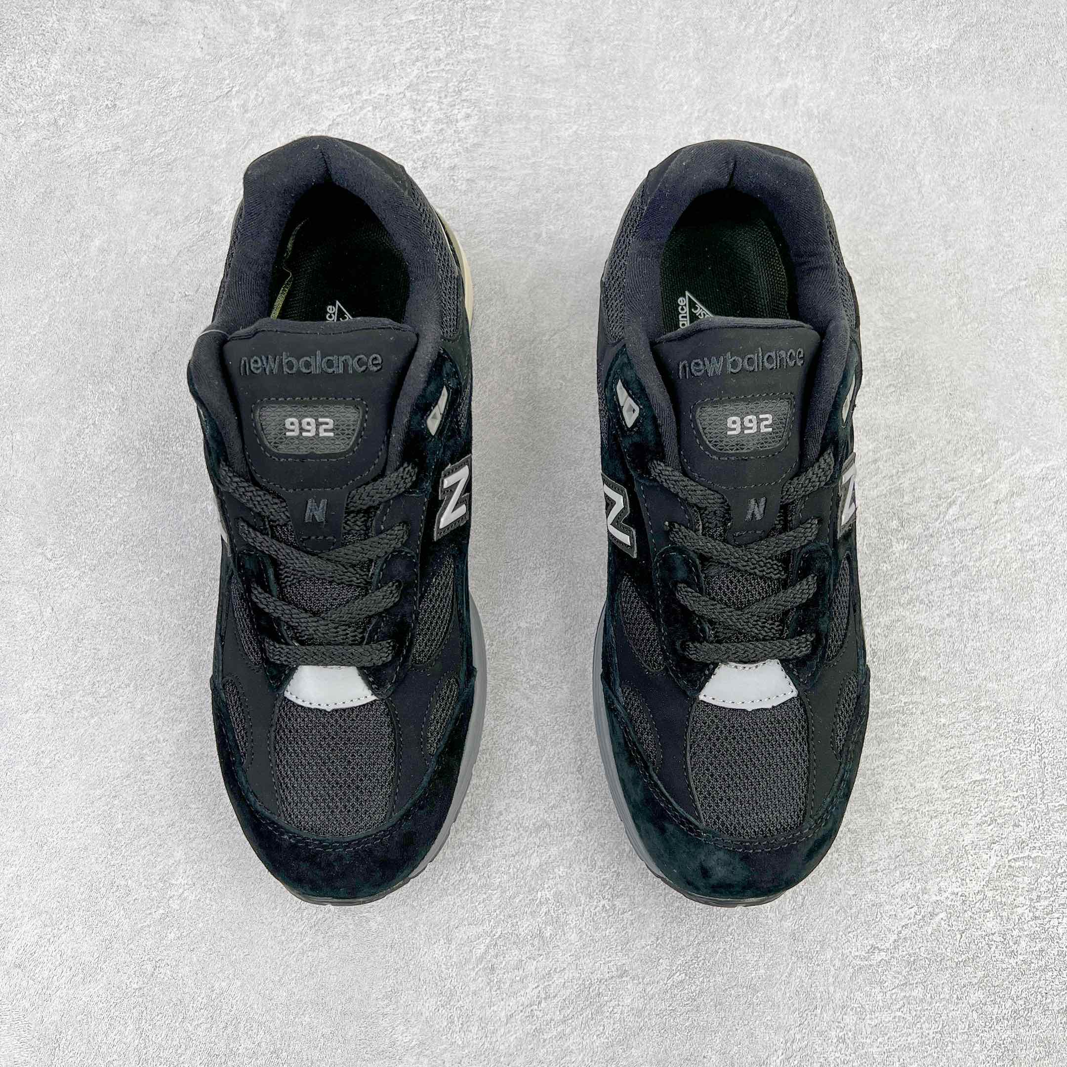 图片[2]-＃K版纯原 New Balance M992BL 新百伦NB992总统复古慢跑鞋 黑色 整双鞋在构色上使用多种不同饱和度的色彩拼接设计 再搭配上白色中底 丰富全鞋色彩层次材质方面 设计师在不同色彩区域 同样采用拼接方式将翻毛皮、麂皮、网眼等面料相结合 营造出高规格的质感的同时 也带来多层次视觉体验 细节方面 首先映入眼帘的便是鞋舌上醒目的 New Balance 992 标识 彰显鞋型款式 其次 在双脚外侧还再度出现 N 字 Logo 以及 992 型号 对其品牌身份以及型号加以强调 尺码：36 37 37.5 38 38.5 39 40 40.5 41.5 42 42.5 43 44 44.5 45-选品中心