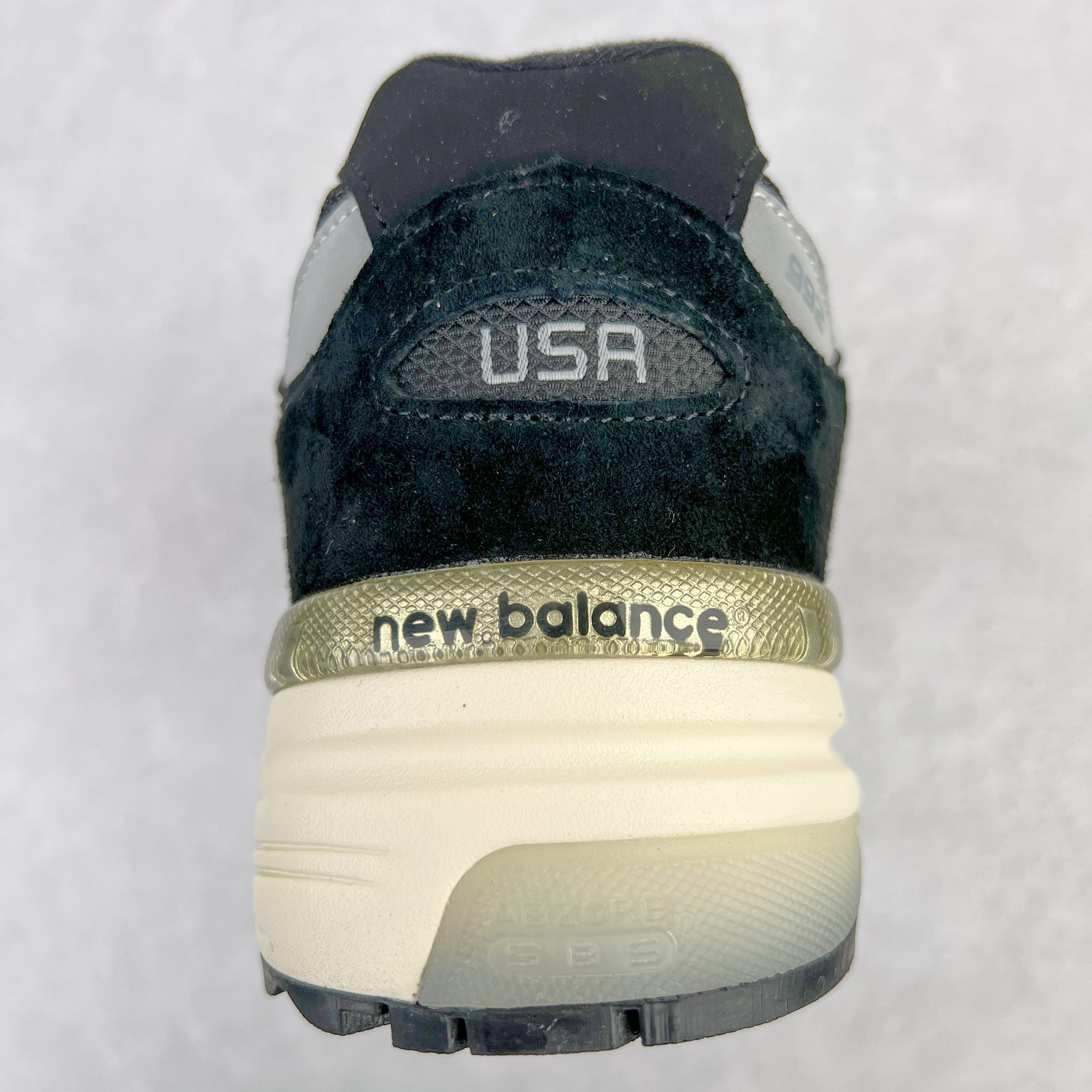 图片[8]-＃K版纯原 New Balance M992BL 新百伦NB992总统复古慢跑鞋 黑色 整双鞋在构色上使用多种不同饱和度的色彩拼接设计 再搭配上白色中底 丰富全鞋色彩层次材质方面 设计师在不同色彩区域 同样采用拼接方式将翻毛皮、麂皮、网眼等面料相结合 营造出高规格的质感的同时 也带来多层次视觉体验 细节方面 首先映入眼帘的便是鞋舌上醒目的 New Balance 992 标识 彰显鞋型款式 其次 在双脚外侧还再度出现 N 字 Logo 以及 992 型号 对其品牌身份以及型号加以强调 尺码：36 37 37.5 38 38.5 39 40 40.5 41.5 42 42.5 43 44 44.5 45-选品中心