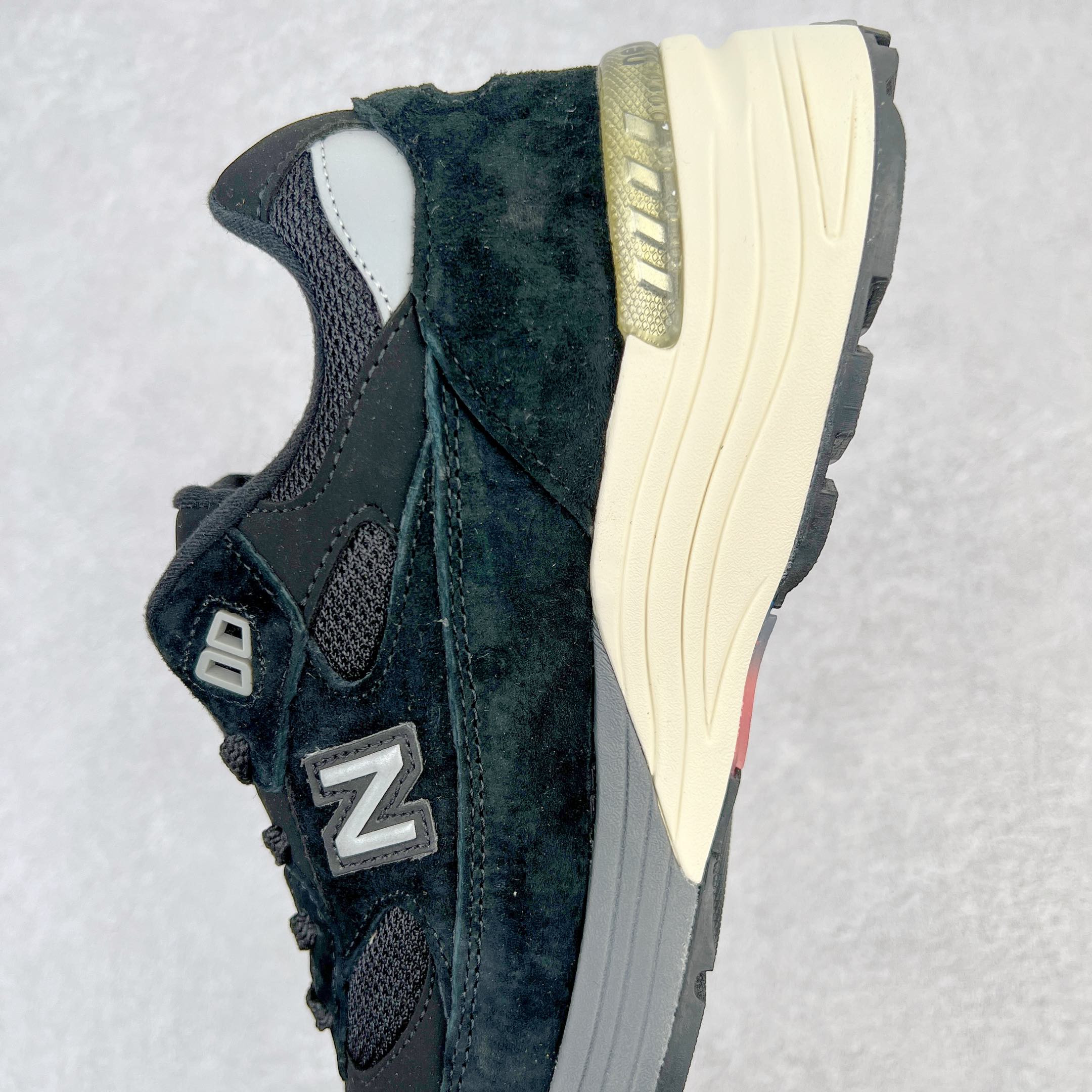 图片[7]-＃K版纯原 New Balance M992BL 新百伦NB992总统复古慢跑鞋 黑色 整双鞋在构色上使用多种不同饱和度的色彩拼接设计 再搭配上白色中底 丰富全鞋色彩层次材质方面 设计师在不同色彩区域 同样采用拼接方式将翻毛皮、麂皮、网眼等面料相结合 营造出高规格的质感的同时 也带来多层次视觉体验 细节方面 首先映入眼帘的便是鞋舌上醒目的 New Balance 992 标识 彰显鞋型款式 其次 在双脚外侧还再度出现 N 字 Logo 以及 992 型号 对其品牌身份以及型号加以强调 尺码：36 37 37.5 38 38.5 39 40 40.5 41.5 42 42.5 43 44 44.5 45-选品中心