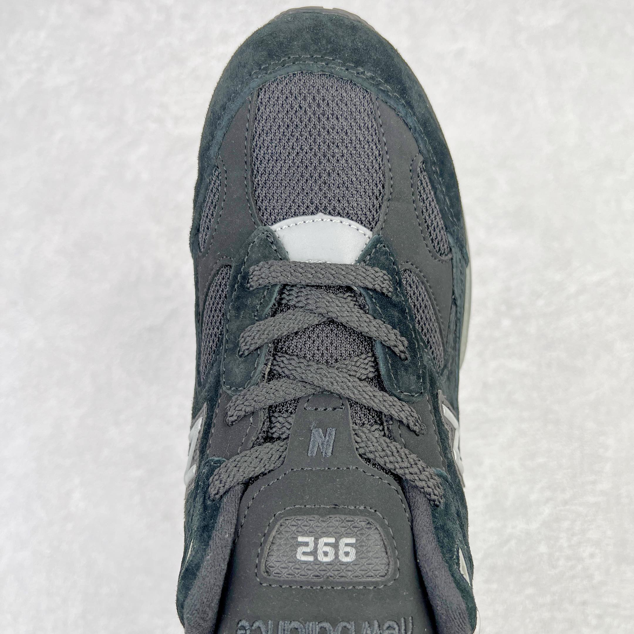 图片[4]-＃K版纯原 New Balance M992BL 新百伦NB992总统复古慢跑鞋 黑色 整双鞋在构色上使用多种不同饱和度的色彩拼接设计 再搭配上白色中底 丰富全鞋色彩层次材质方面 设计师在不同色彩区域 同样采用拼接方式将翻毛皮、麂皮、网眼等面料相结合 营造出高规格的质感的同时 也带来多层次视觉体验 细节方面 首先映入眼帘的便是鞋舌上醒目的 New Balance 992 标识 彰显鞋型款式 其次 在双脚外侧还再度出现 N 字 Logo 以及 992 型号 对其品牌身份以及型号加以强调 尺码：36 37 37.5 38 38.5 39 40 40.5 41.5 42 42.5 43 44 44.5 45-选品中心