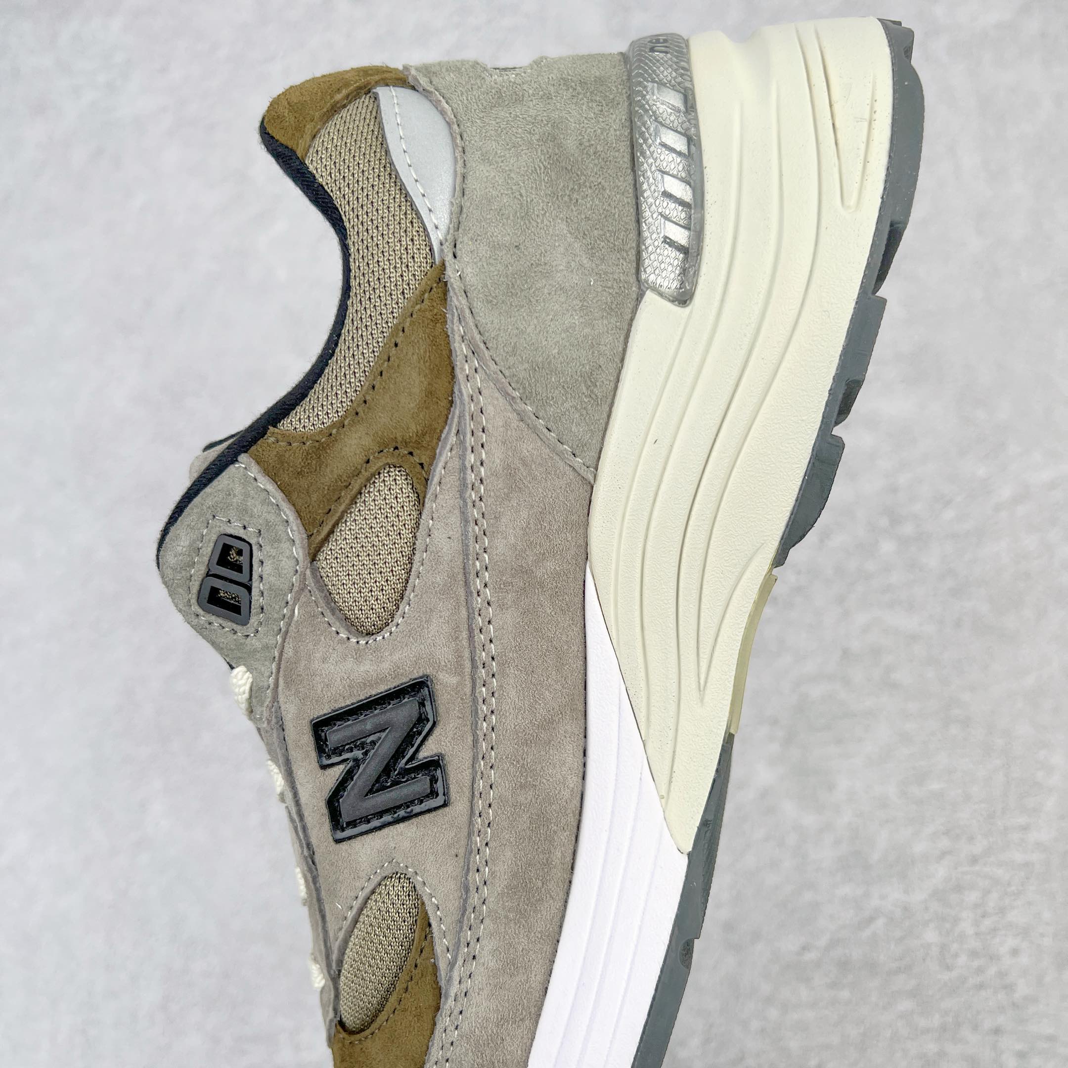 图片[7]-＃K版纯原 JJJJound x New Balance M992J2 新百伦NB992 联名总统复古慢跑鞋 灰棕 整双鞋在构色上使用多种不同饱和度的色彩拼接设计 再搭配上白色中底 丰富全鞋色彩层次材质方面 设计师在不同色彩区域 同样采用拼接方式将翻毛皮、麂皮、网眼等面料相结合 营造出高规格的质感的同时 也带来多层次视觉体验 细节方面 首先映入眼帘的便是鞋舌上醒目的 New Balance 992 标识 彰显鞋型款式 其次 在双脚外侧还再度出现 N 字 Logo 以及 992 型号 对其品牌身份以及型号加以强调 尺码：36 37 37.5 38 38.5 39 40 40.5 41.5 42 42.5 43 44 44.5 45-选品中心