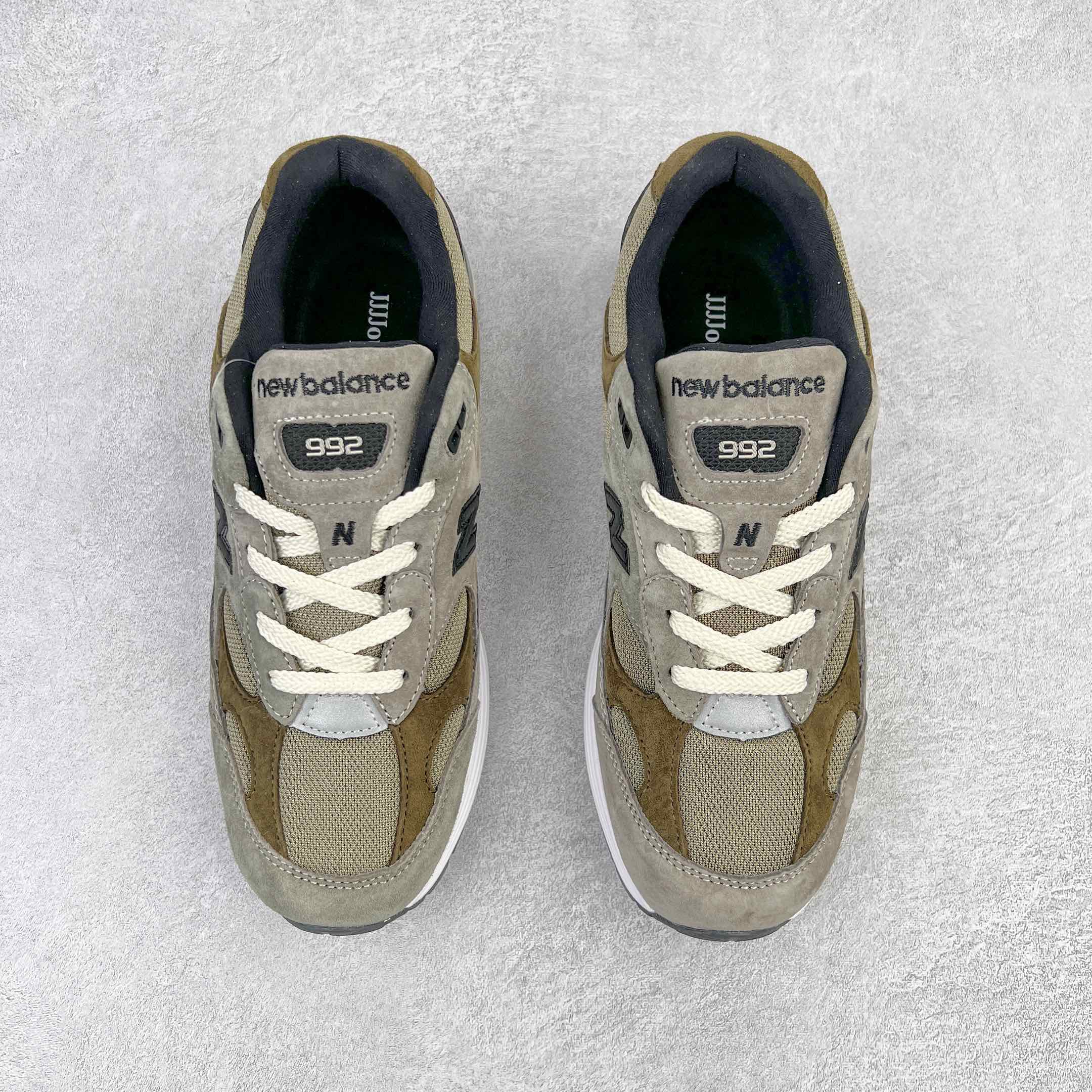 图片[2]-＃K版纯原 JJJJound x New Balance M992J2 新百伦NB992 联名总统复古慢跑鞋 灰棕 整双鞋在构色上使用多种不同饱和度的色彩拼接设计 再搭配上白色中底 丰富全鞋色彩层次材质方面 设计师在不同色彩区域 同样采用拼接方式将翻毛皮、麂皮、网眼等面料相结合 营造出高规格的质感的同时 也带来多层次视觉体验 细节方面 首先映入眼帘的便是鞋舌上醒目的 New Balance 992 标识 彰显鞋型款式 其次 在双脚外侧还再度出现 N 字 Logo 以及 992 型号 对其品牌身份以及型号加以强调 尺码：36 37 37.5 38 38.5 39 40 40.5 41.5 42 42.5 43 44 44.5 45-选品中心