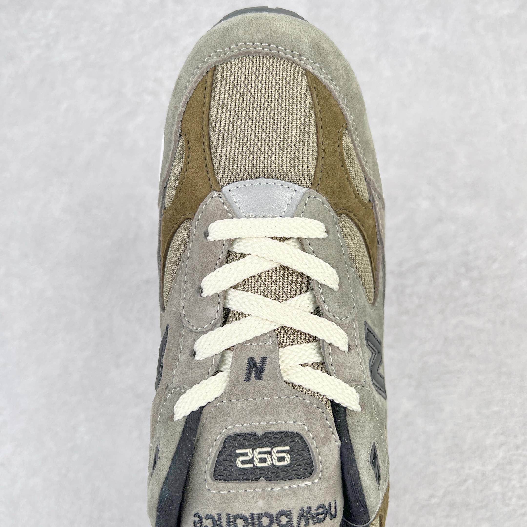 图片[4]-＃K版纯原 JJJJound x New Balance M992J2 新百伦NB992 联名总统复古慢跑鞋 灰棕 整双鞋在构色上使用多种不同饱和度的色彩拼接设计 再搭配上白色中底 丰富全鞋色彩层次材质方面 设计师在不同色彩区域 同样采用拼接方式将翻毛皮、麂皮、网眼等面料相结合 营造出高规格的质感的同时 也带来多层次视觉体验 细节方面 首先映入眼帘的便是鞋舌上醒目的 New Balance 992 标识 彰显鞋型款式 其次 在双脚外侧还再度出现 N 字 Logo 以及 992 型号 对其品牌身份以及型号加以强调 尺码：36 37 37.5 38 38.5 39 40 40.5 41.5 42 42.5 43 44 44.5 45-选品中心
