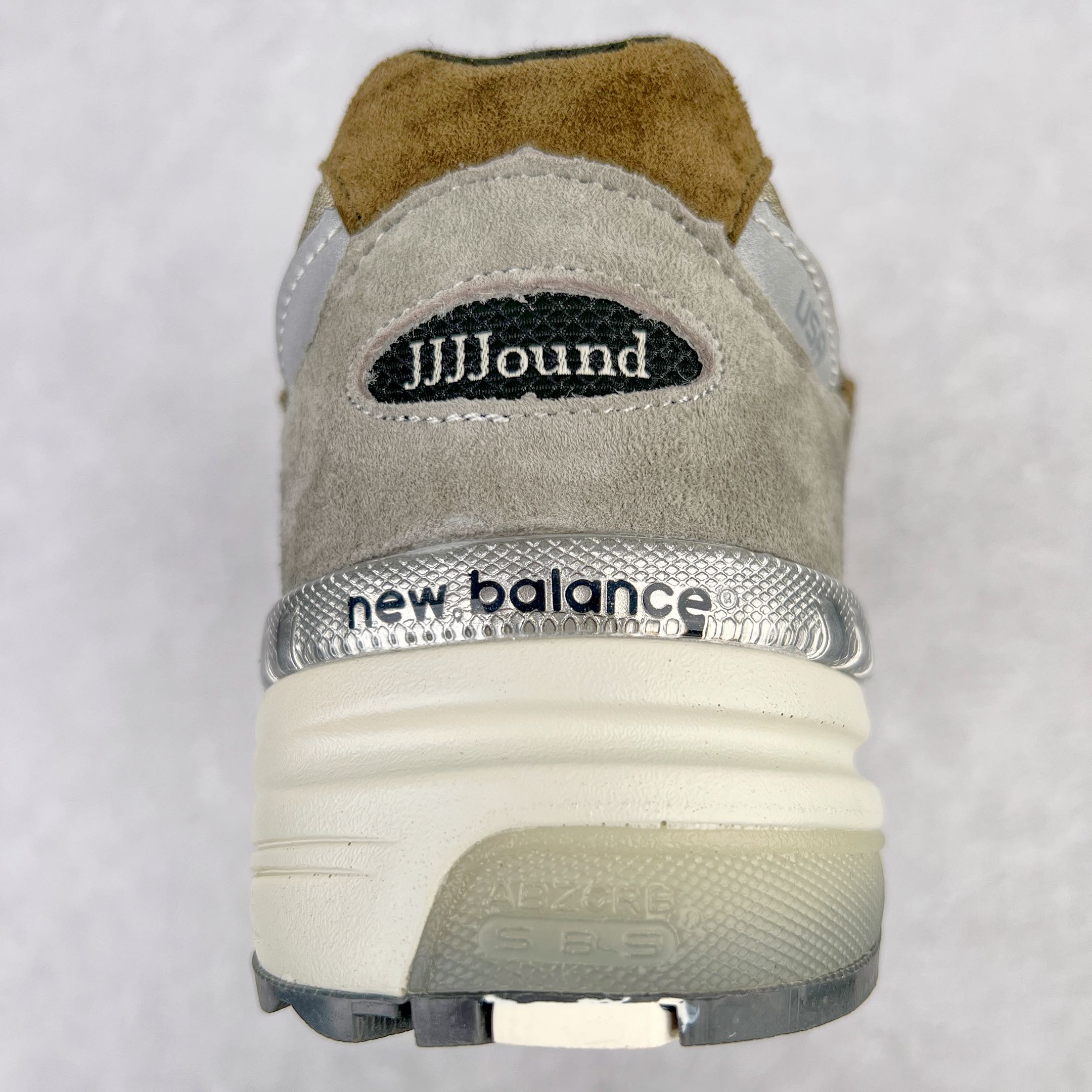 图片[8]-＃K版纯原 JJJJound x New Balance M992J2 新百伦NB992 联名总统复古慢跑鞋 灰棕 整双鞋在构色上使用多种不同饱和度的色彩拼接设计 再搭配上白色中底 丰富全鞋色彩层次材质方面 设计师在不同色彩区域 同样采用拼接方式将翻毛皮、麂皮、网眼等面料相结合 营造出高规格的质感的同时 也带来多层次视觉体验 细节方面 首先映入眼帘的便是鞋舌上醒目的 New Balance 992 标识 彰显鞋型款式 其次 在双脚外侧还再度出现 N 字 Logo 以及 992 型号 对其品牌身份以及型号加以强调 尺码：36 37 37.5 38 38.5 39 40 40.5 41.5 42 42.5 43 44 44.5 45-选品中心